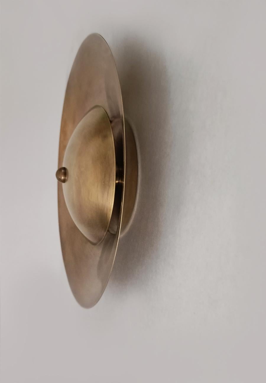 Titus - applique murale en laiton massif, finition laiton bronzé vieilli.

Diamètre : 26cm (10