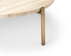 Tavolino Tivoli; 3 gambe; piano in travertino da 39"; base in acciaio inox placcato ottone
