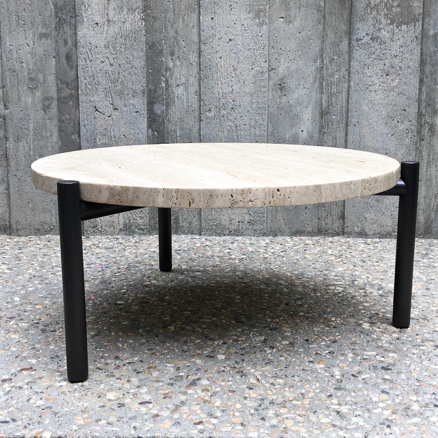 Tivoli Couchtisch mit 3 Beinen, Ölgeriebener Bronzeplatte aus Edelstahl + Travertinplatte im Zustand „Neu“ im Angebot in Los Angeles, CA