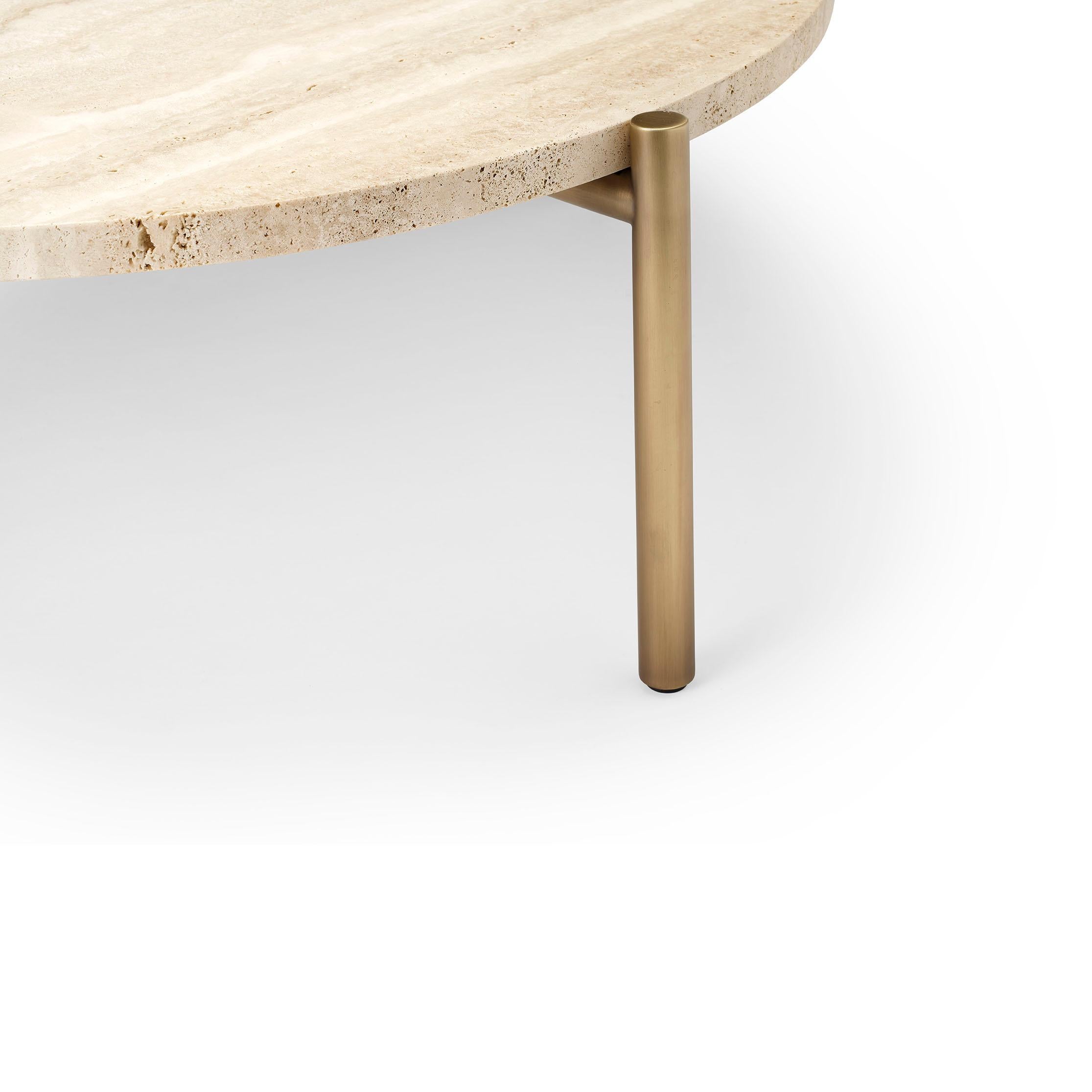 Américain Table basse Tivoli à 4 pieds, plateau rond en travertin et base en laiton bruni en vente