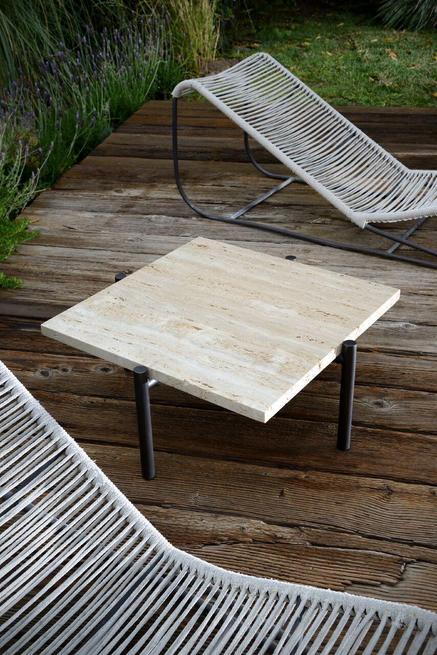 Laiton Table basse Tivoli à 4 pieds carrées 99 cm Plateau en travertin Base en laiton ou plaqué bronze en vente