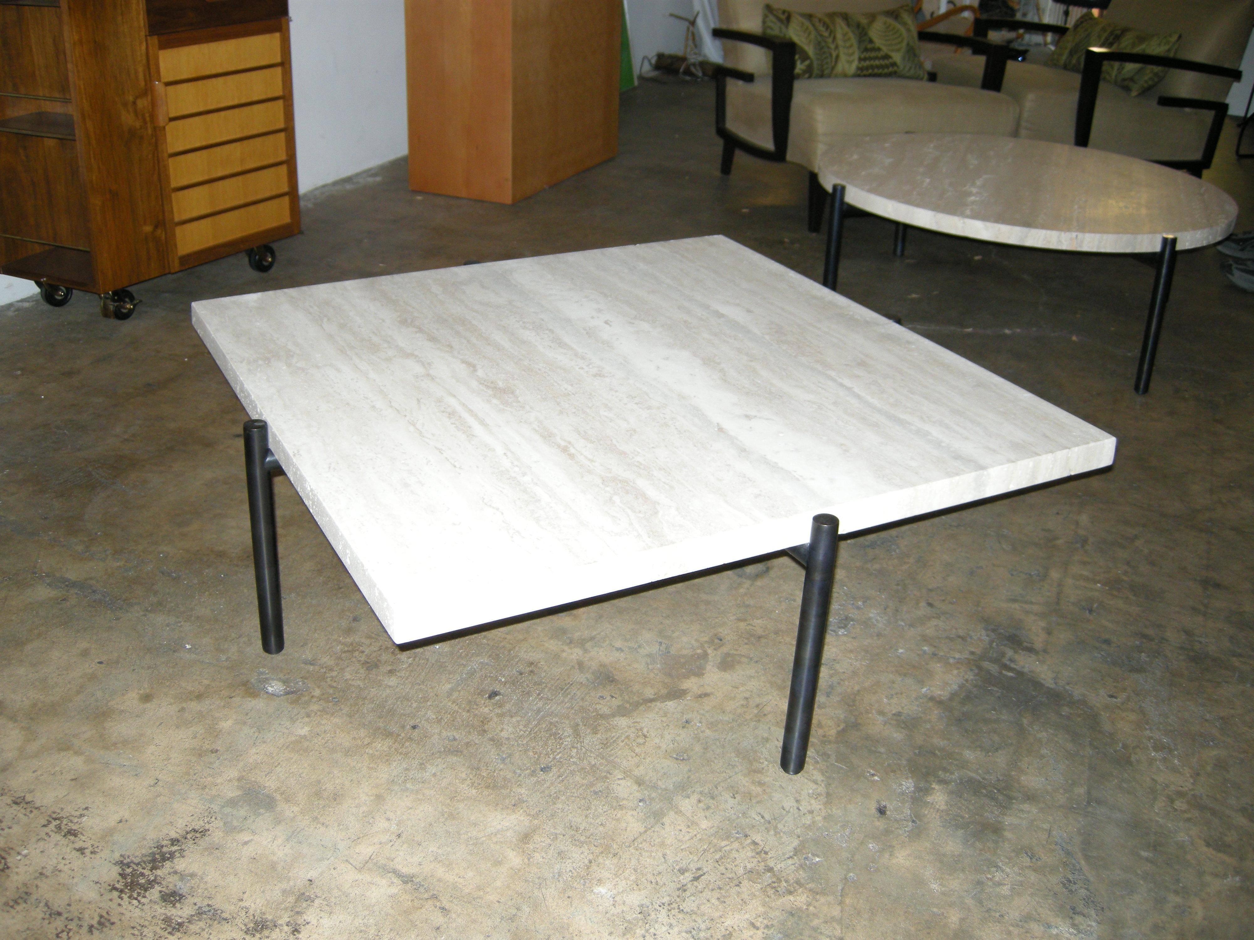 Table basse Tivoli à 4 pieds carrées 99 cm Plateau en travertin Base en laiton ou plaqué bronze Neuf - En vente à Los Angeles, CA