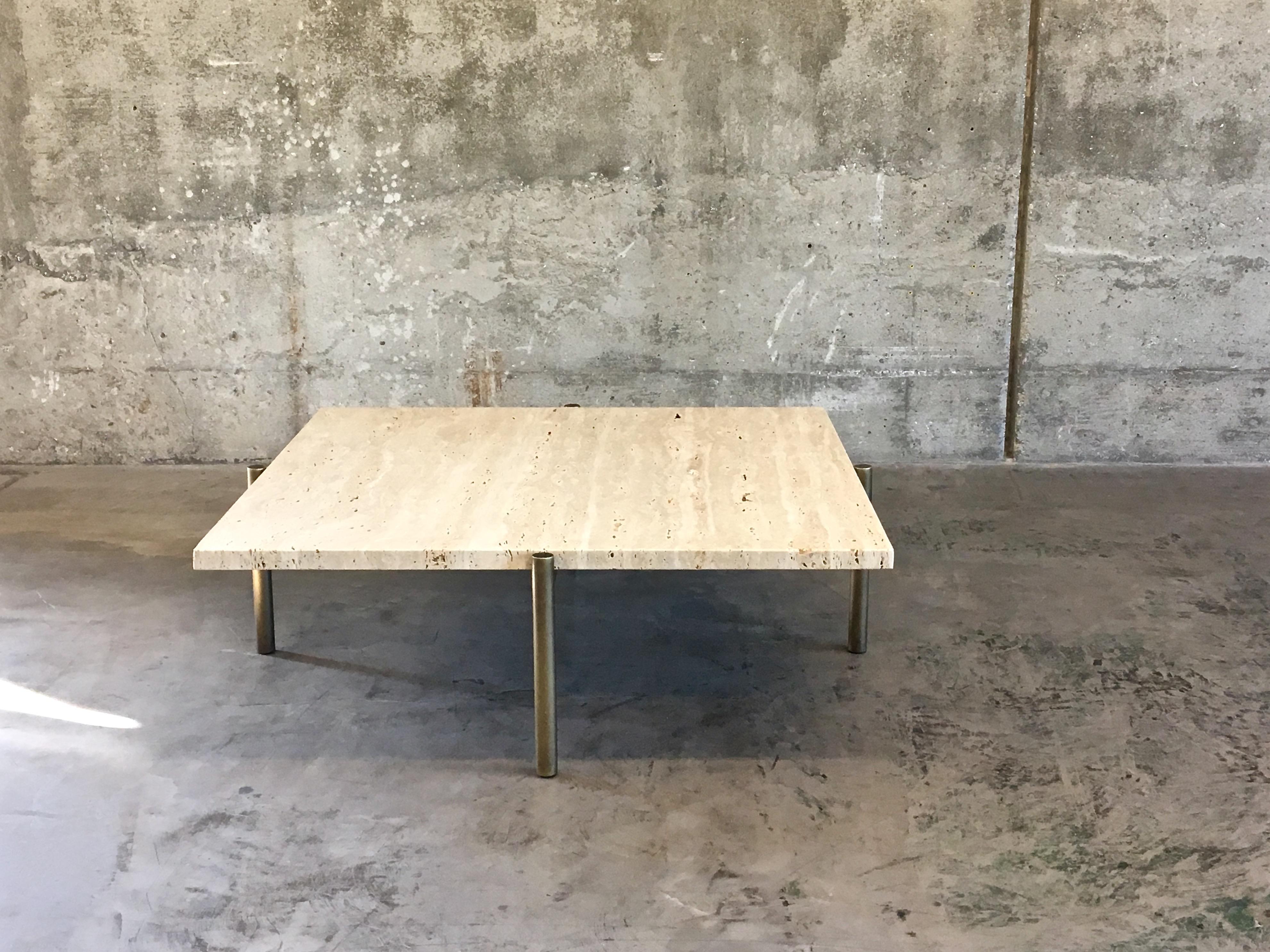 Américain Table basse Tivoli à 4 pieds carrées 99 cm Plateau en travertin Base en laiton ou plaqué bronze en vente