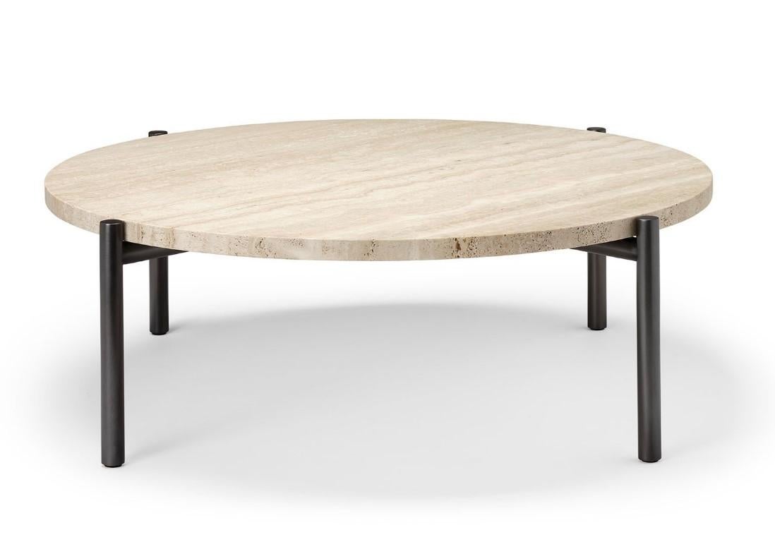 Table basse Tivoli à 4 pieds carrées 99 cm Plateau en travertin Base en laiton ou plaqué bronze en vente 1