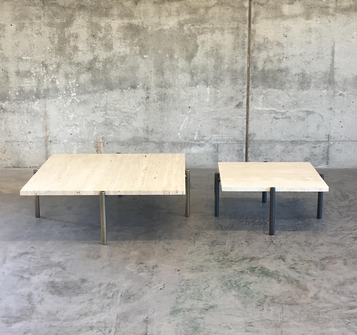 Moderne Table basse Tivoli à 4 pieds carrées 99 cm Plateau en travertin Base en laiton ou plaqué bronze en vente