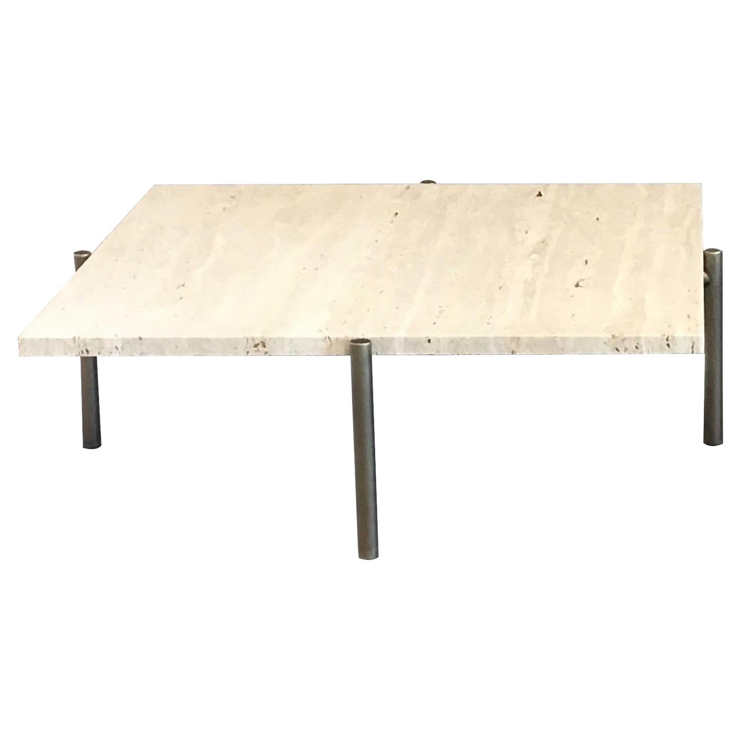 Table basse Tivoli à 4 pieds carrées 99 cm Plateau en travertin Base en laiton ou plaqué bronze en vente