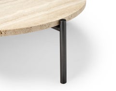 Tavolino Tivoli; 3 gambe; piano in travertino 3CM da 26" D; base in acciaio inox placcato bronzo