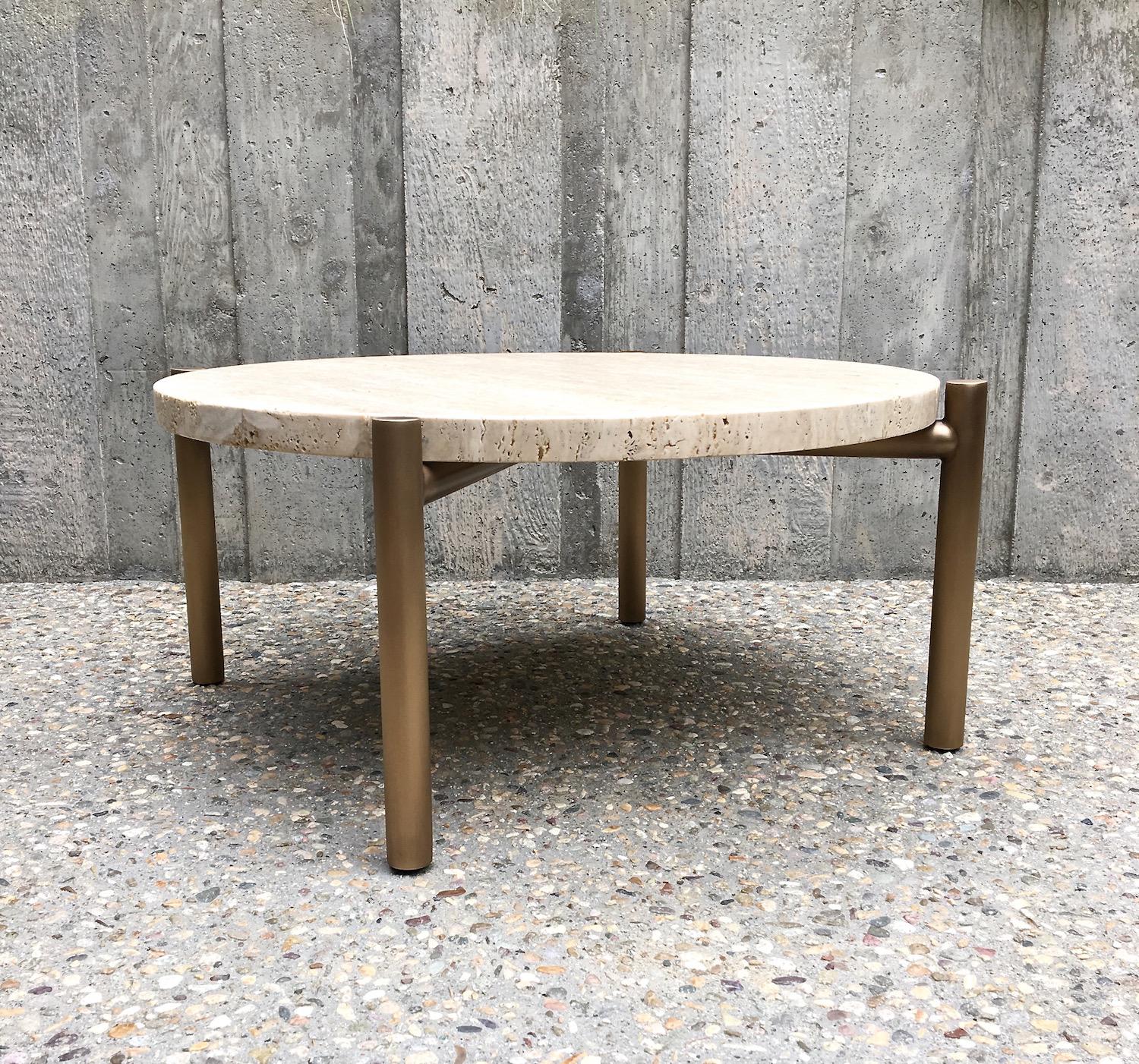 Moderne Table d'appoint Tivoli ronde ou carrée à 4 pieds en laiton ou plaqué bronze + plateau en travertin en vente