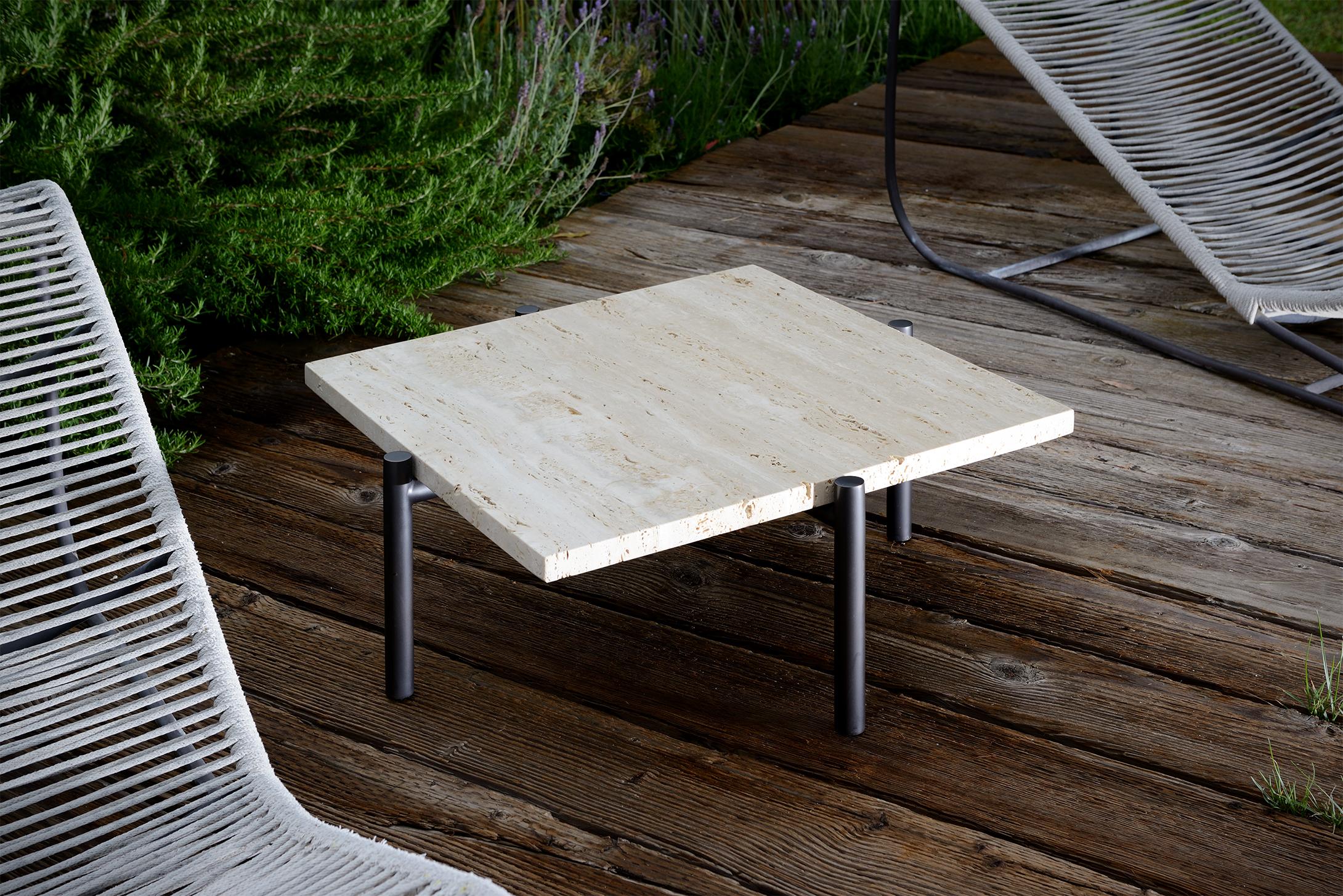 Américain Table d'appoint Tivoli ronde ou carrée à 4 pieds en laiton ou plaqué bronze + plateau en travertin en vente