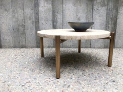 Tavolo Tivoli; 4 gambe; Piano rotondo in travertino da 26"; Base in ottone o bronzo