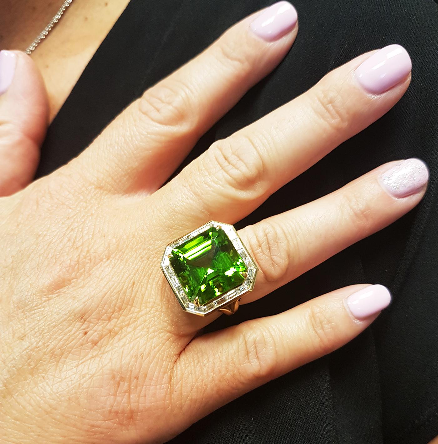 Tivon 18ct Yellow Gold large Art Deco Peridot and baguette Diamond cocktail Ring In New Condition For Sale In Borehamwood, GB