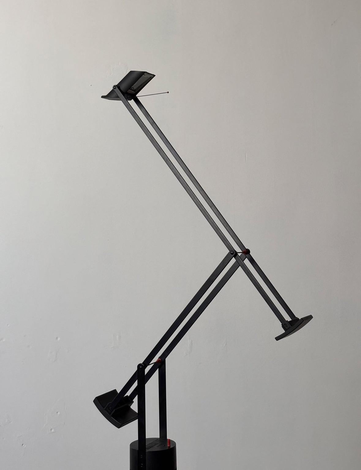 Le lampadaire Tizio 35 Terra, conçu par Richard Sapper pour Artemide en 1971, était une pièce de design révolutionnaire. Avec sa forme noire, anguleuse et minimaliste, la lampe Tizio dégageait une allure mystérieuse. Introduite au début des années