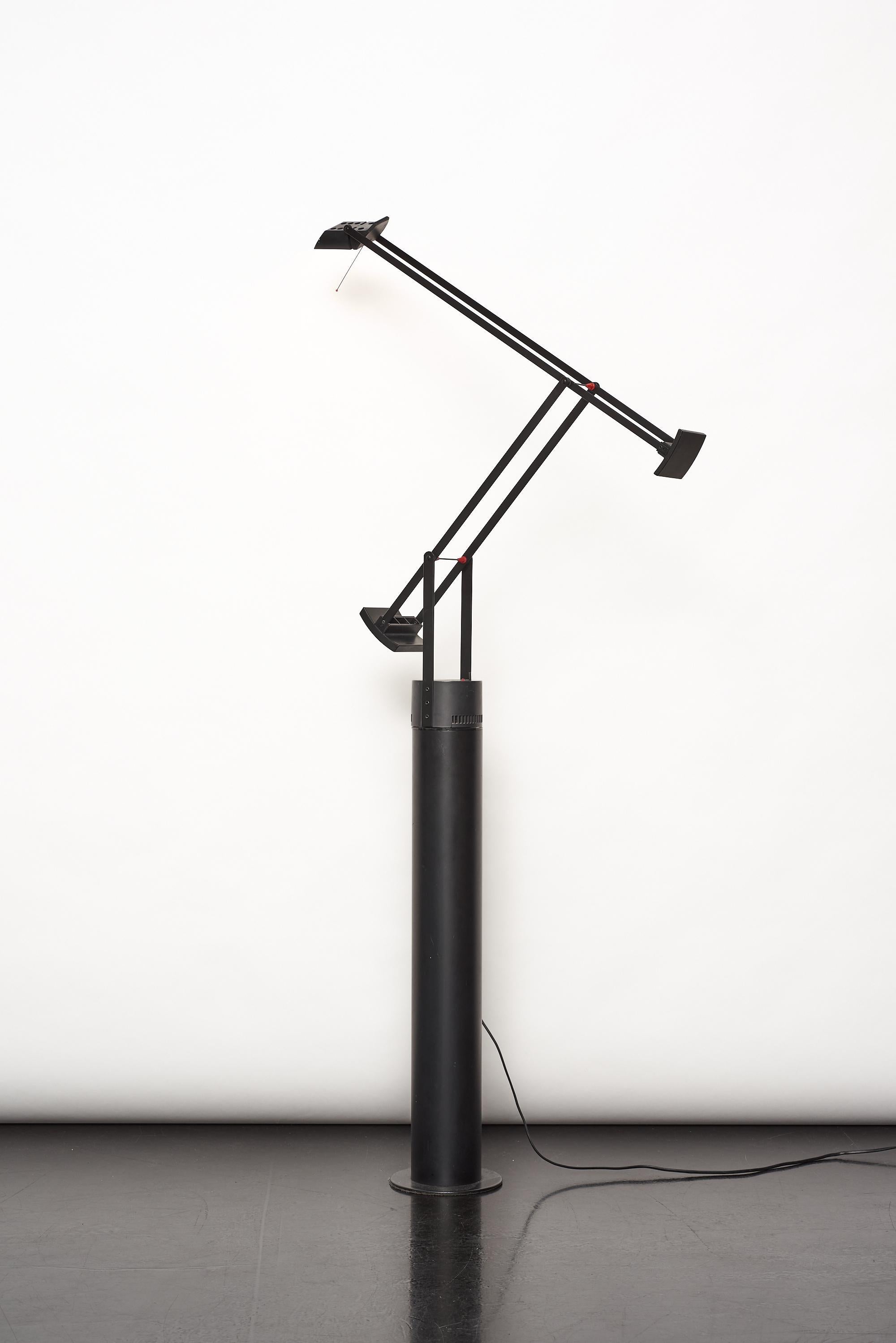 Tizio 35 terra stehleuchte entworfen von richard sapper für artemide, 1971. Die Tizio-Lampe war revolutionär! Die schwarze, kantige, minimalistische und geheimnisvolle Leuchte erlangte ihren wahren kommerziellen Erfolg in den frühen 1980er Jahren,