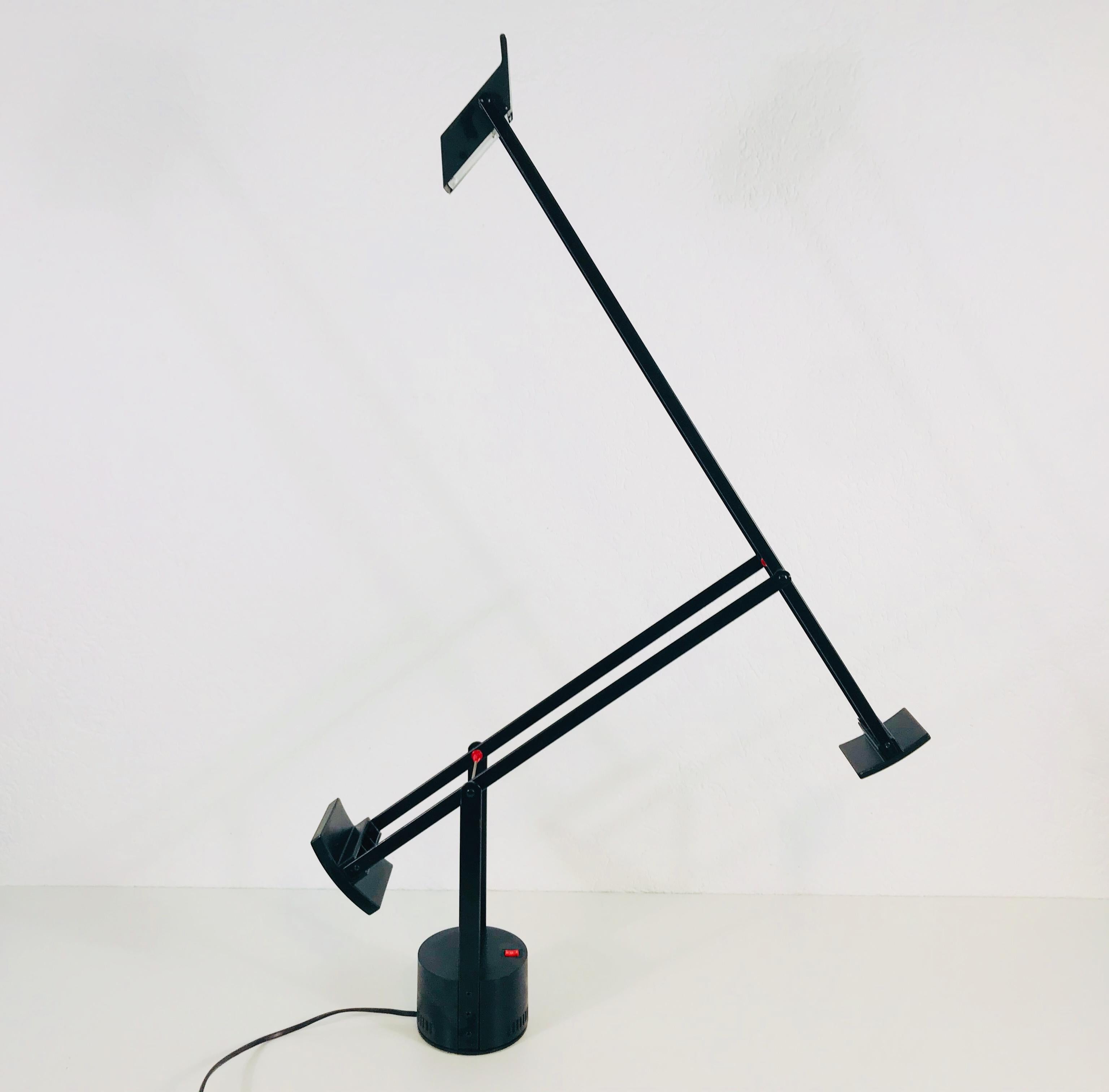 Tizio Adjustable Black Table Lamp from Richard Sapper for Artemide, 1972 In Good Condition For Sale In Hagenbach, DE
