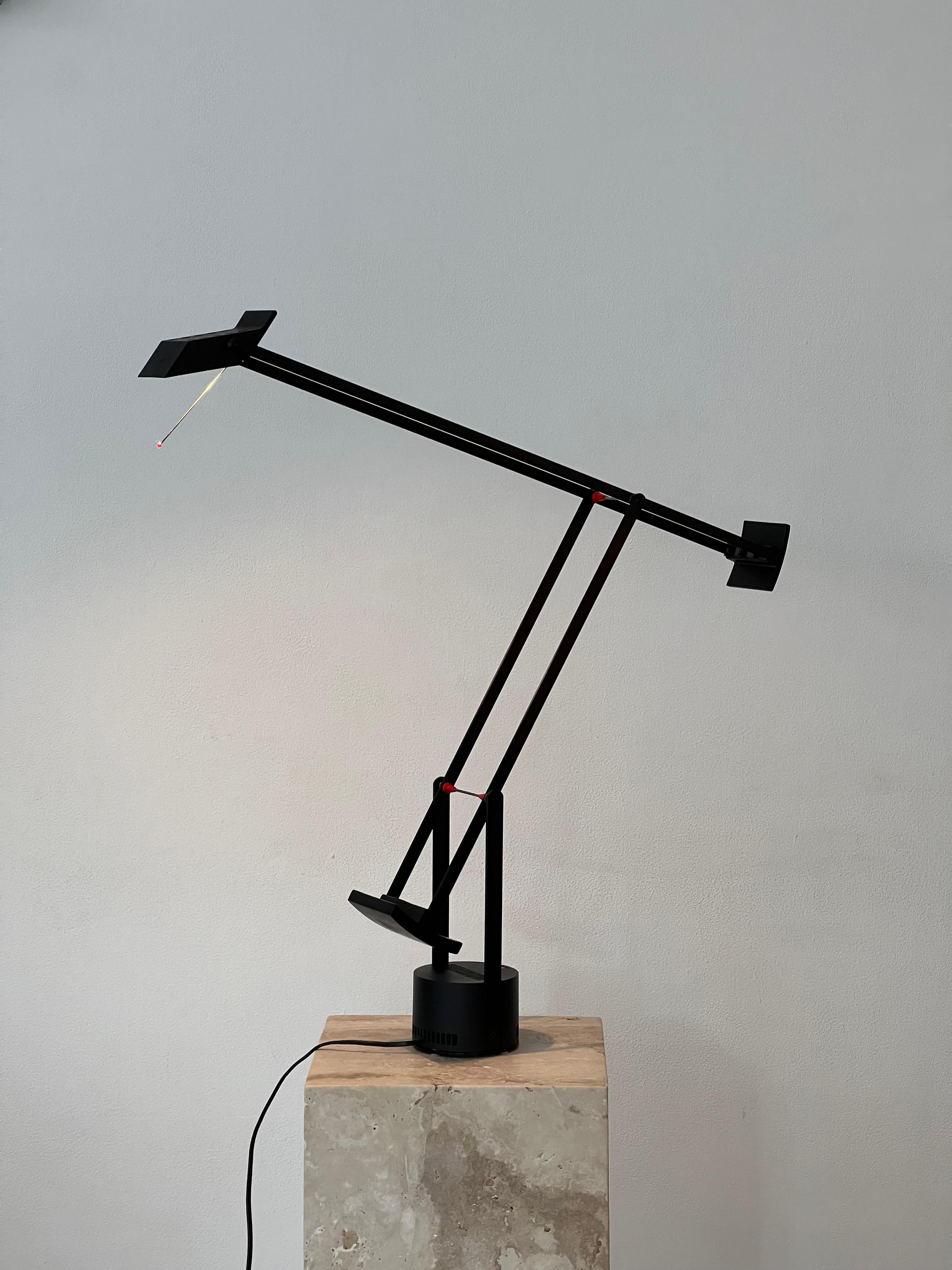 Lampe Tizio de Richard Sapper pour l'éditeur italien Artemide. Il crée cette lampe en 1972, révolutionnaire à l'époque car c'est la première lampe à utiliser une ampoule halogène, mais aussi pour son système de contrepoids qui équilibre parfaitement