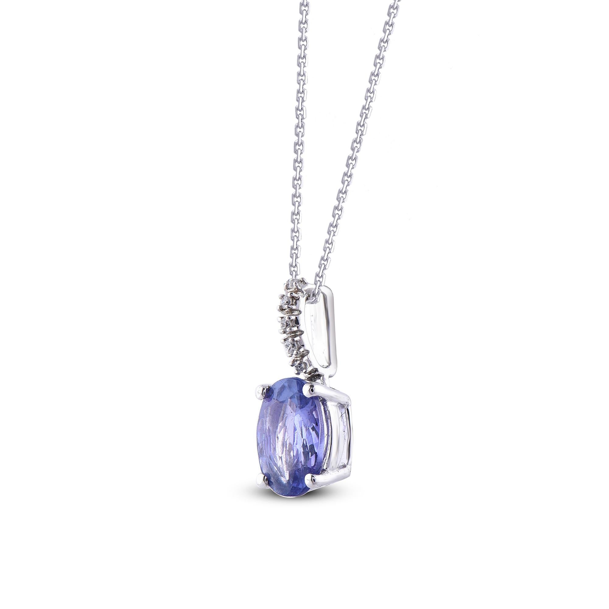Davvero squisito, questo ciondolo con diamante e tanzanite sarà sicuramente ammirato per l'intrinseca bellezza classica ed eleganza del suo design. Il peso totale dei diamanti è di 0,02 carati, il colore è H-I, la purezza I2 ed è tempestato da 5