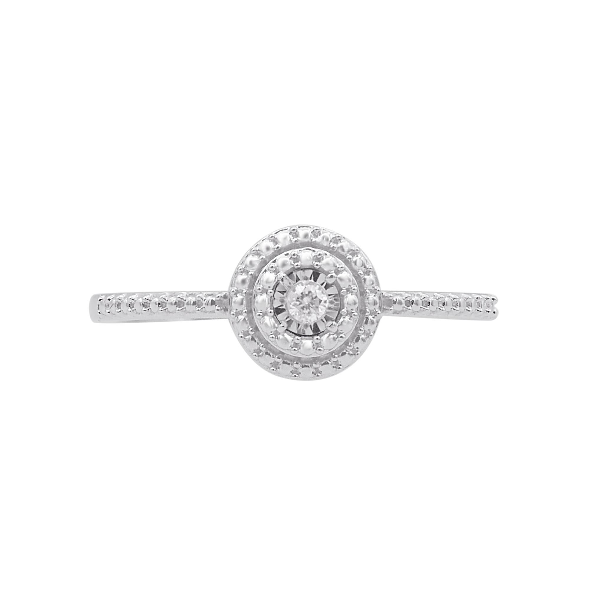Exprésale tu amor de la forma más clásica con este anillo de diamantes. Fabricada en oro blanco de 14 quilates. Esta alianza presenta un brillante diamante redondo de talla 1 brillante bellamente engastado en tikali. El peso total del diamante es de