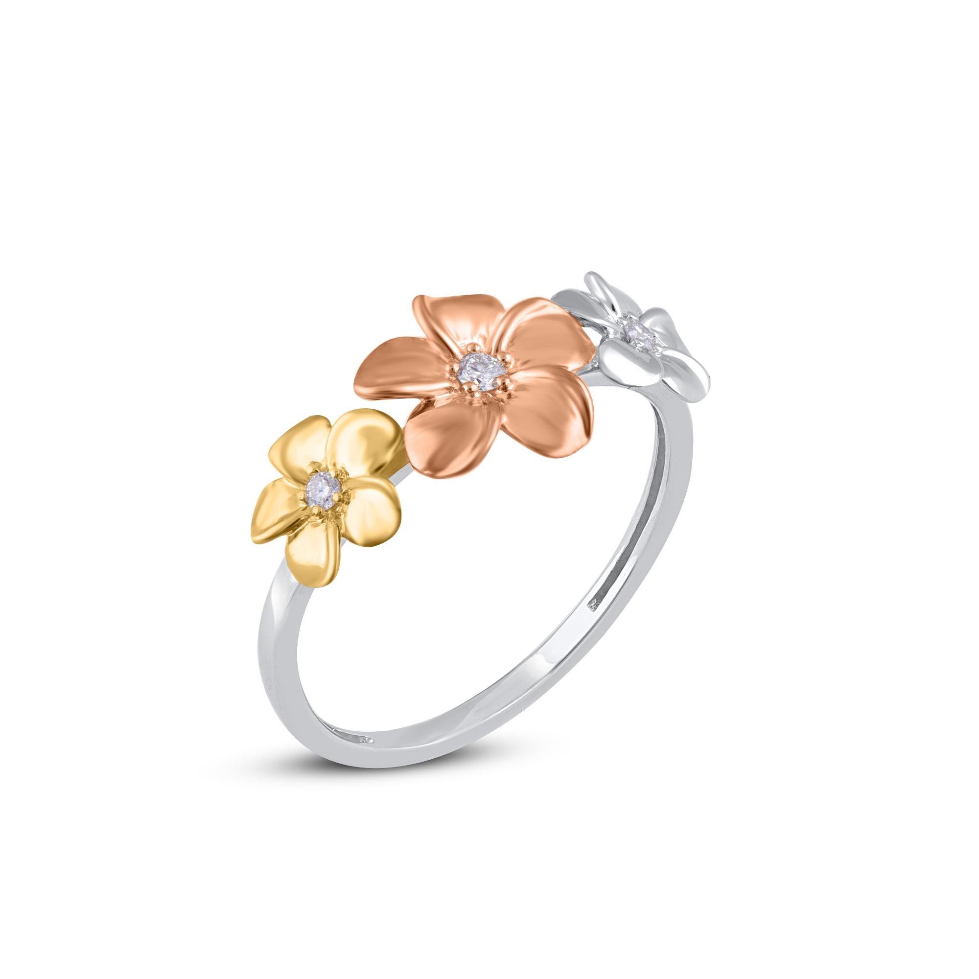 Mit diesem auffälligen Diamantring mit drei Blumen bringen Sie Schwung in Ihren Stil. Gefertigt aus 14KT Dreifarbengold und besetzt mit 3 Diamanten im Brillantschliff in Zackenfassung. Die Diamanten sind mit H-I Farbe und I2 Reinheit bewertet. Die