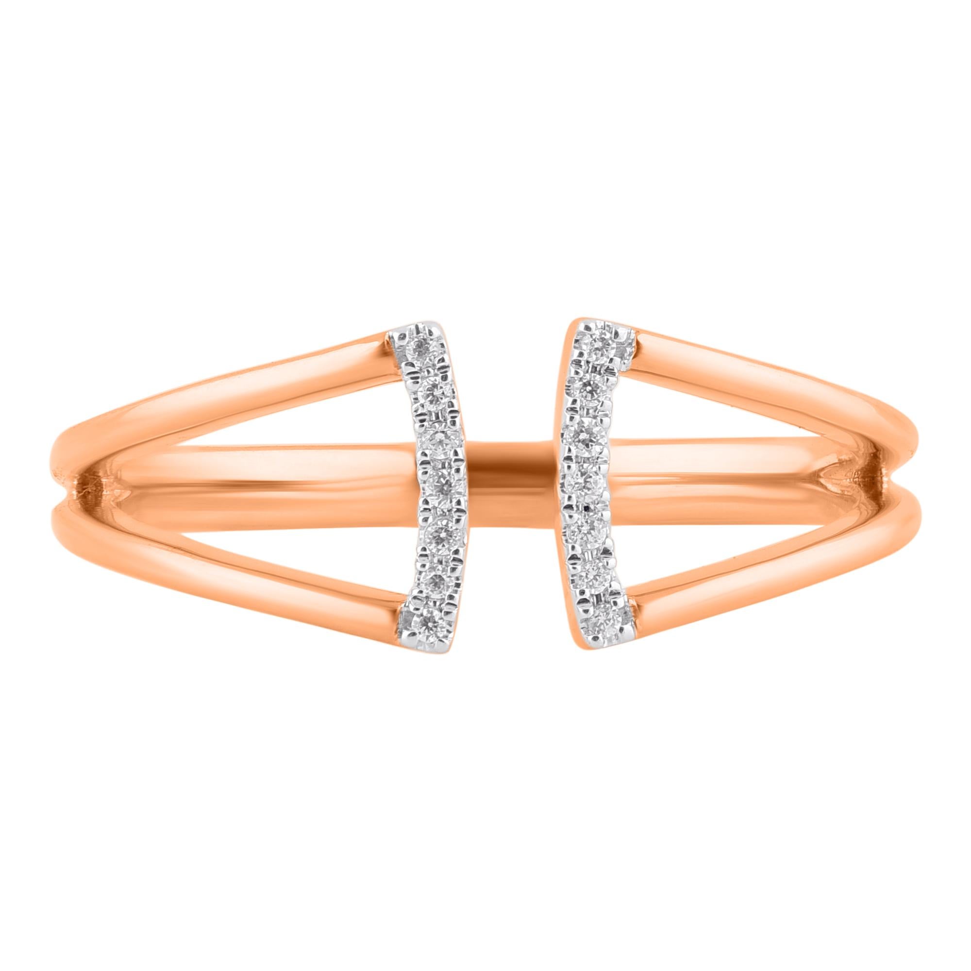 Sencillo y elegante, este anillo de moda es un gran look en cualquier momento. Este anillo de diamantes de diseño está hecho por nuestros artesanos en oro rosa de 14 KT y adornado con 14 diamantes de talla redonda engastados con garras. Los