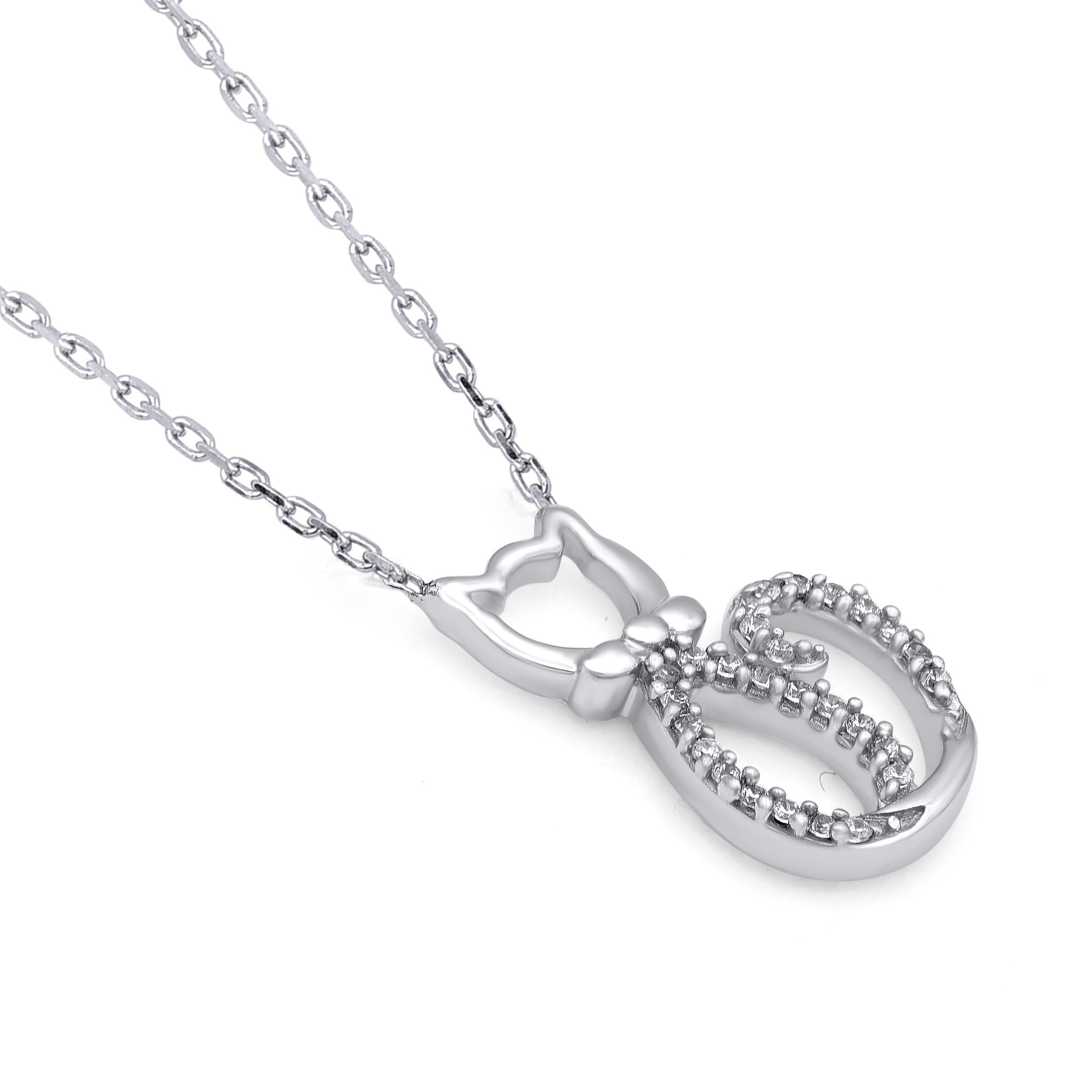 Un look perfetto per ogni amante dei gatti: questo simpatico ciondolo con la sagoma di un gatto brilla con un design intelligente. Il peso totale del diamante è di 0,05 carati e brilla con un colore H. H. e una purezza I2. Splendidamente tempestato