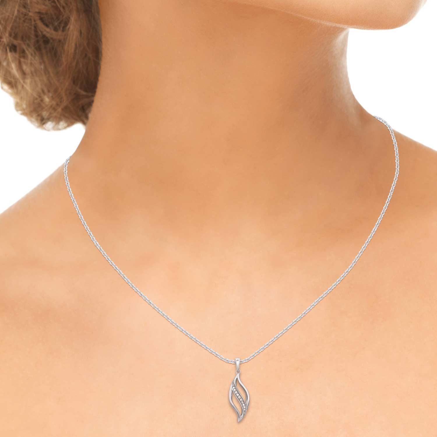 TJD 0,05 carati di diamante rotondo in oro bianco 14 carati Collana con ciondolo a onda di design In condizioni Nuovo in vendita a New York, NY