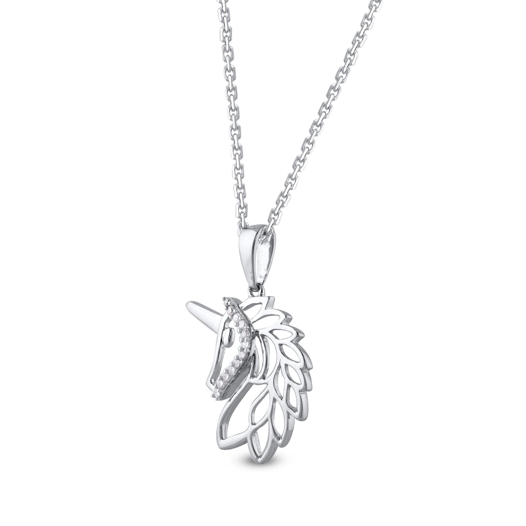 Ce pendentif en forme de tête de licorne étincelante est un choix délicieux. Fabriqué à la main par nos experts en or blanc 14 carats, il est orné de 12 diamants ronds en serti clos. Le poids total des diamants est de 0.05 carat et il est suspendu à