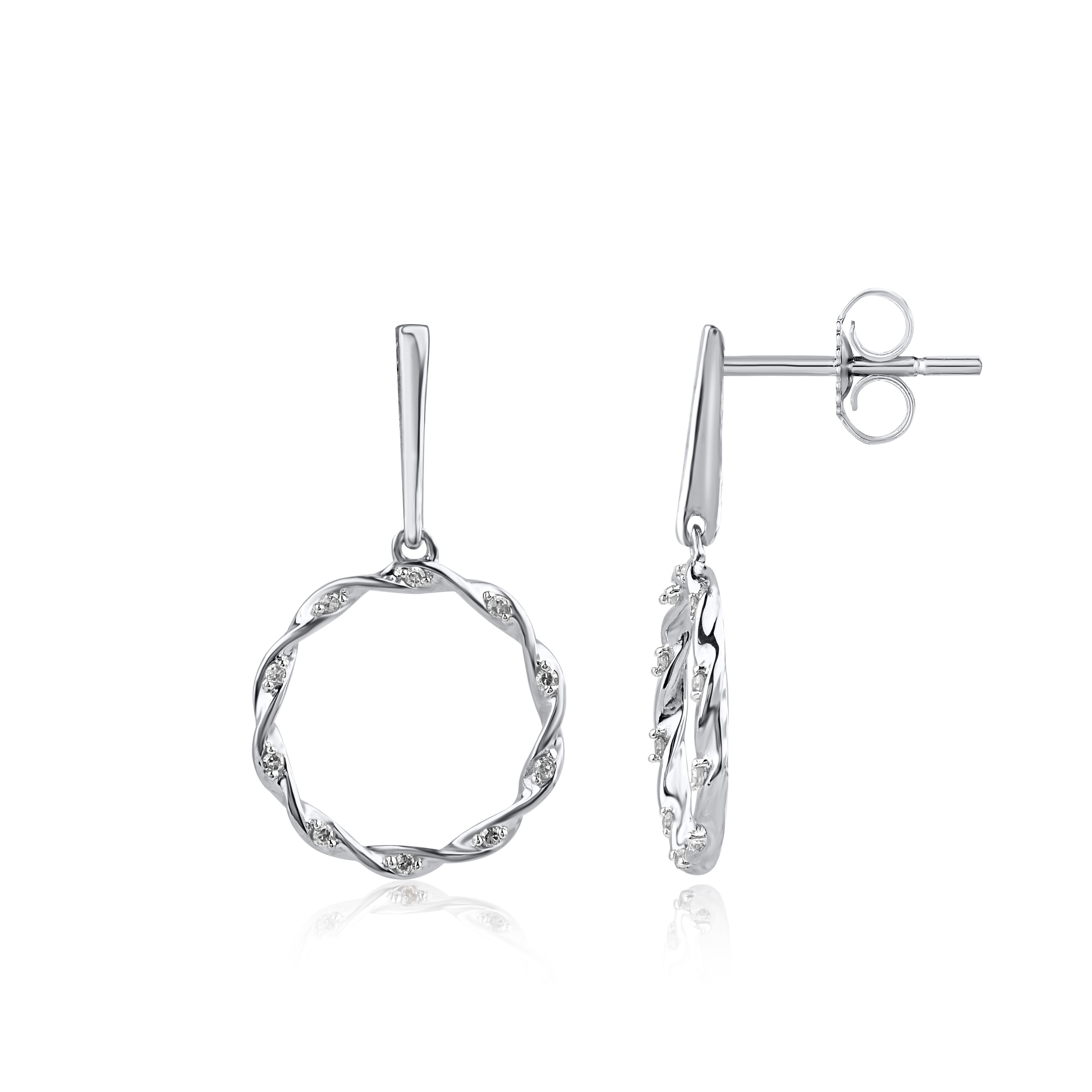Il complemento perfetto per il suo stile classico, questo orecchino a cerchio con diamante brilla con il tuo 