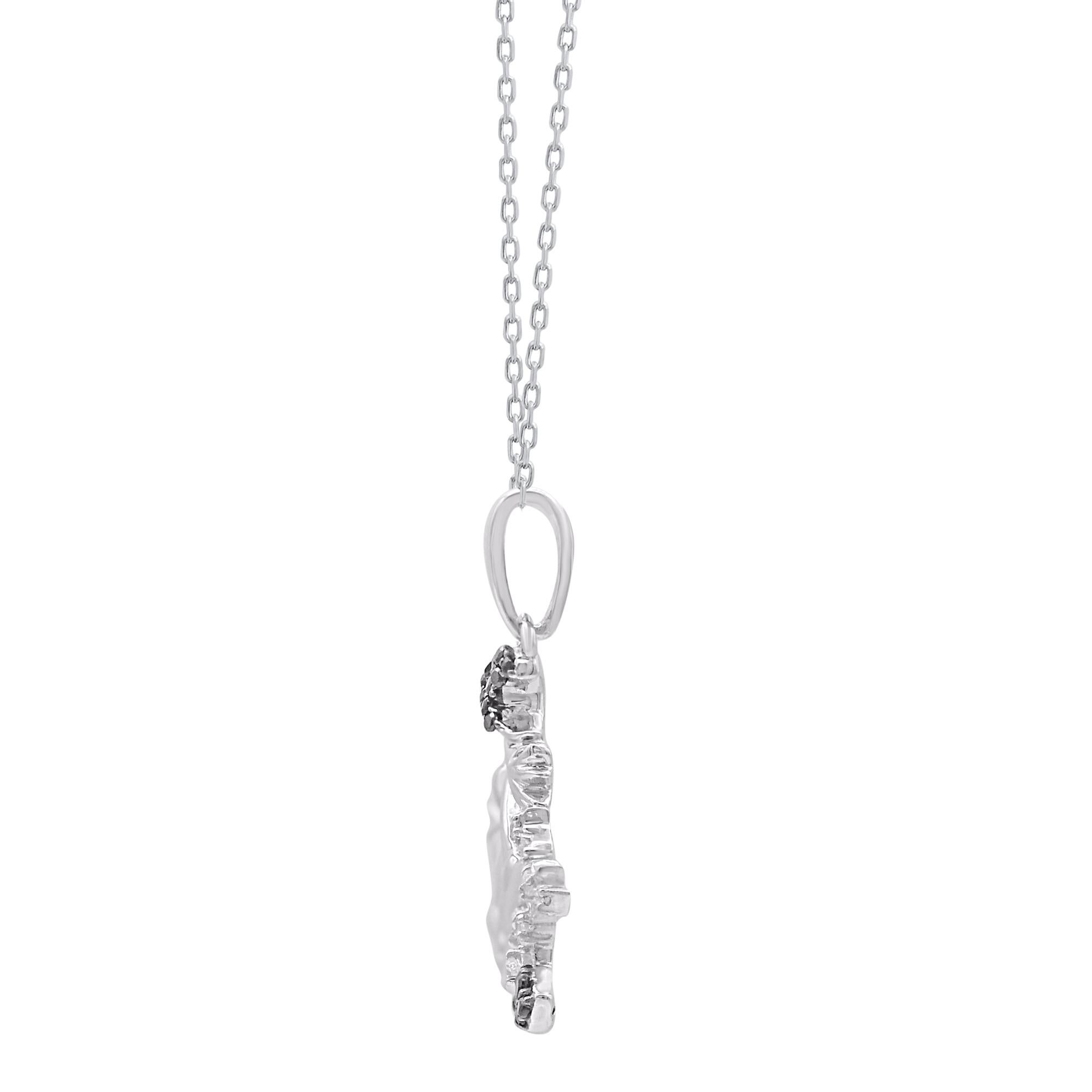 Questo ciondolo con diamante bianco e nero diventerà subito il tuo preferito. Il pendente è realizzato in oro 14 carati, a scelta tra bianco, rosa o giallo, e presenta 9 diamanti bianchi a brillante tondo e 20 diamanti neri incastonati, di colore