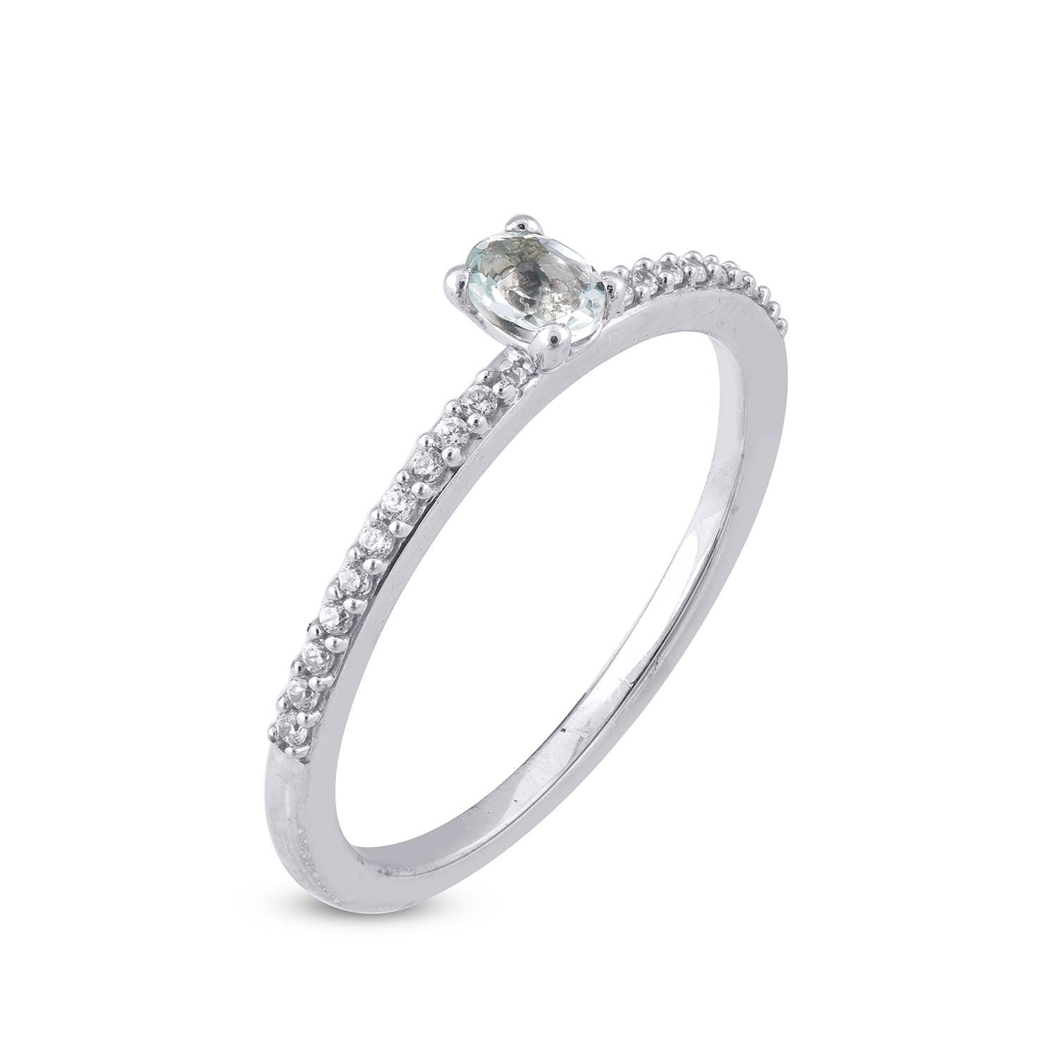 Un look classico che si adatta a qualsiasi abbigliamento, questo anello con gemma acquamarina di taglio ovale e diamante bianco è un'aggiunta straordinaria al tuo portagioie. Tempestato da 20 diamanti rotondi incastonati in una montatura a griffe,