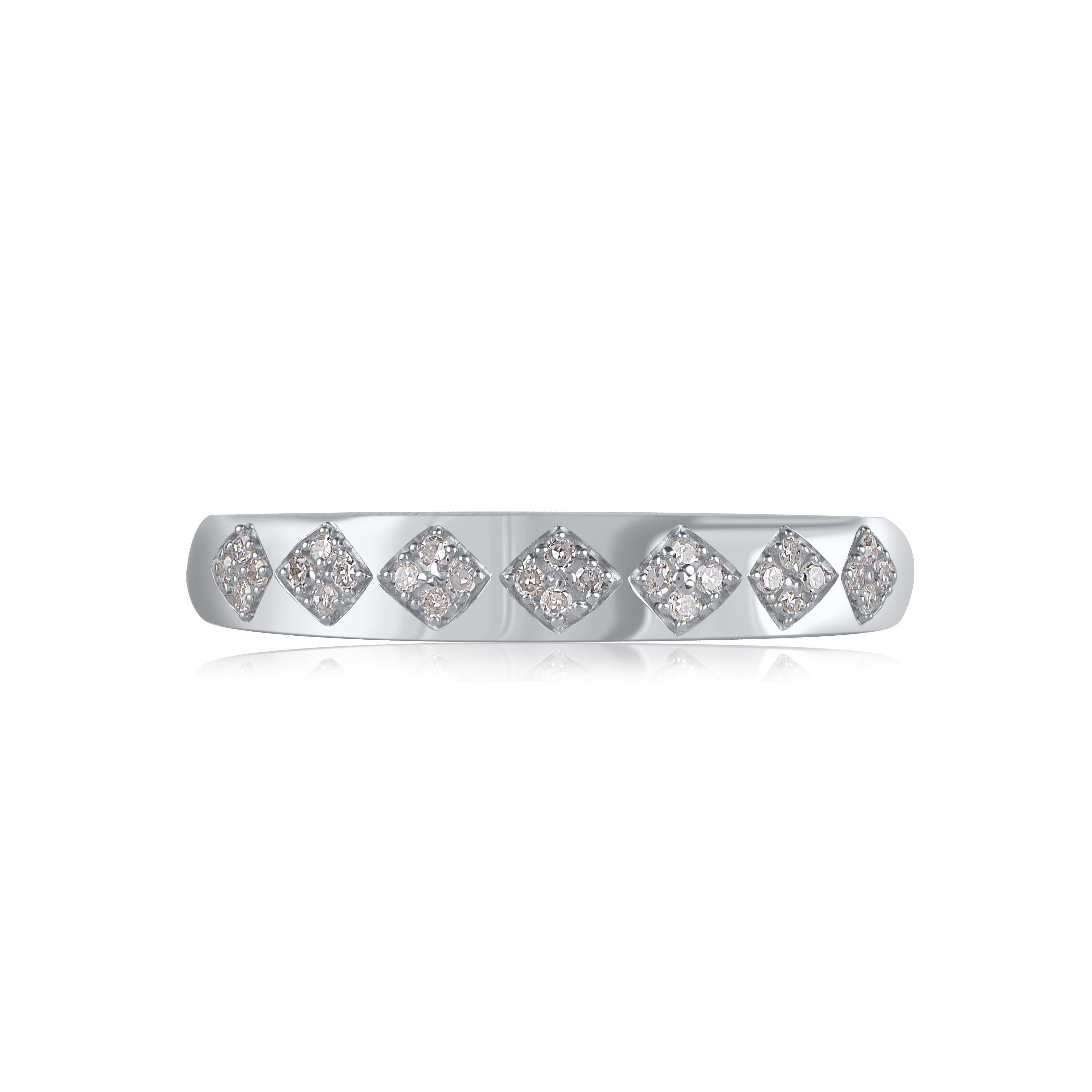 Onora il tuo giorno speciale con questo eccezionale anello a fascia con diamante. Splendidamente realizzato dai nostri esperti interni in oro bianco 14 carati e impreziosito da 28 diamanti rotondi a taglio singolo incastonati a pavé. Il peso totale