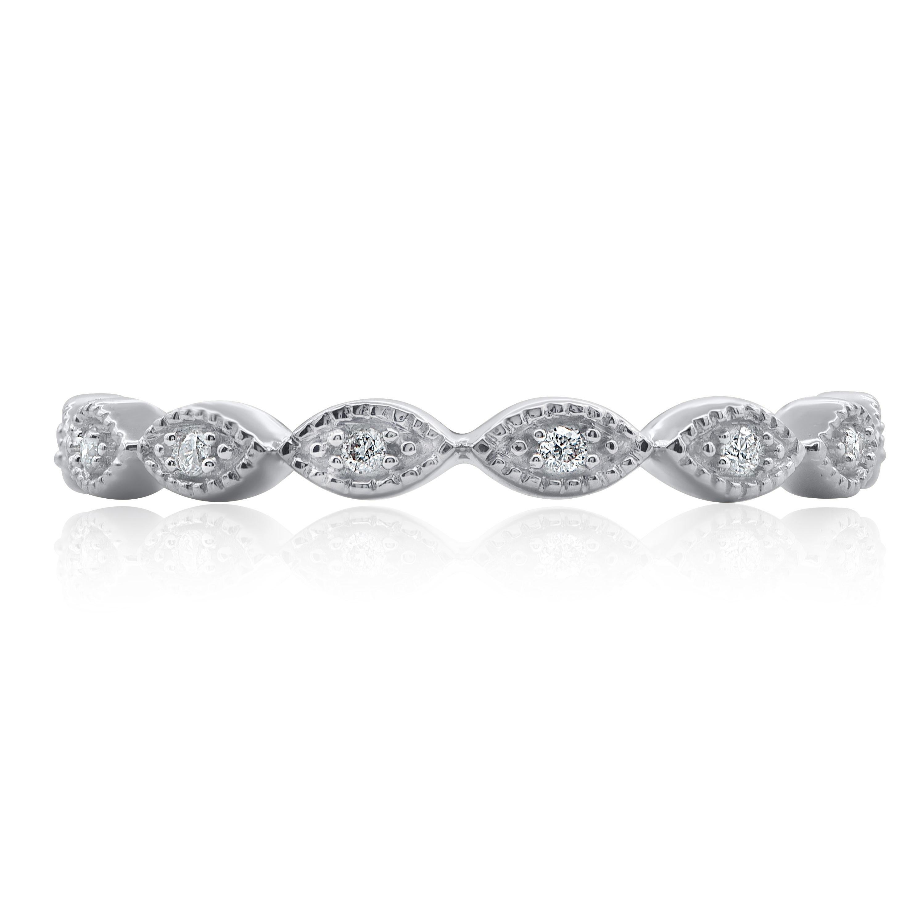 Honra a las mujeres que amas con esta alianza de eternidad, elaborada por expertos en oro blanco de 14 quilates y con 13 diamantes redondos talla brillante en engaste pavé. Esta banda de eternidad tiene un acabado muy pulido y es un valioso