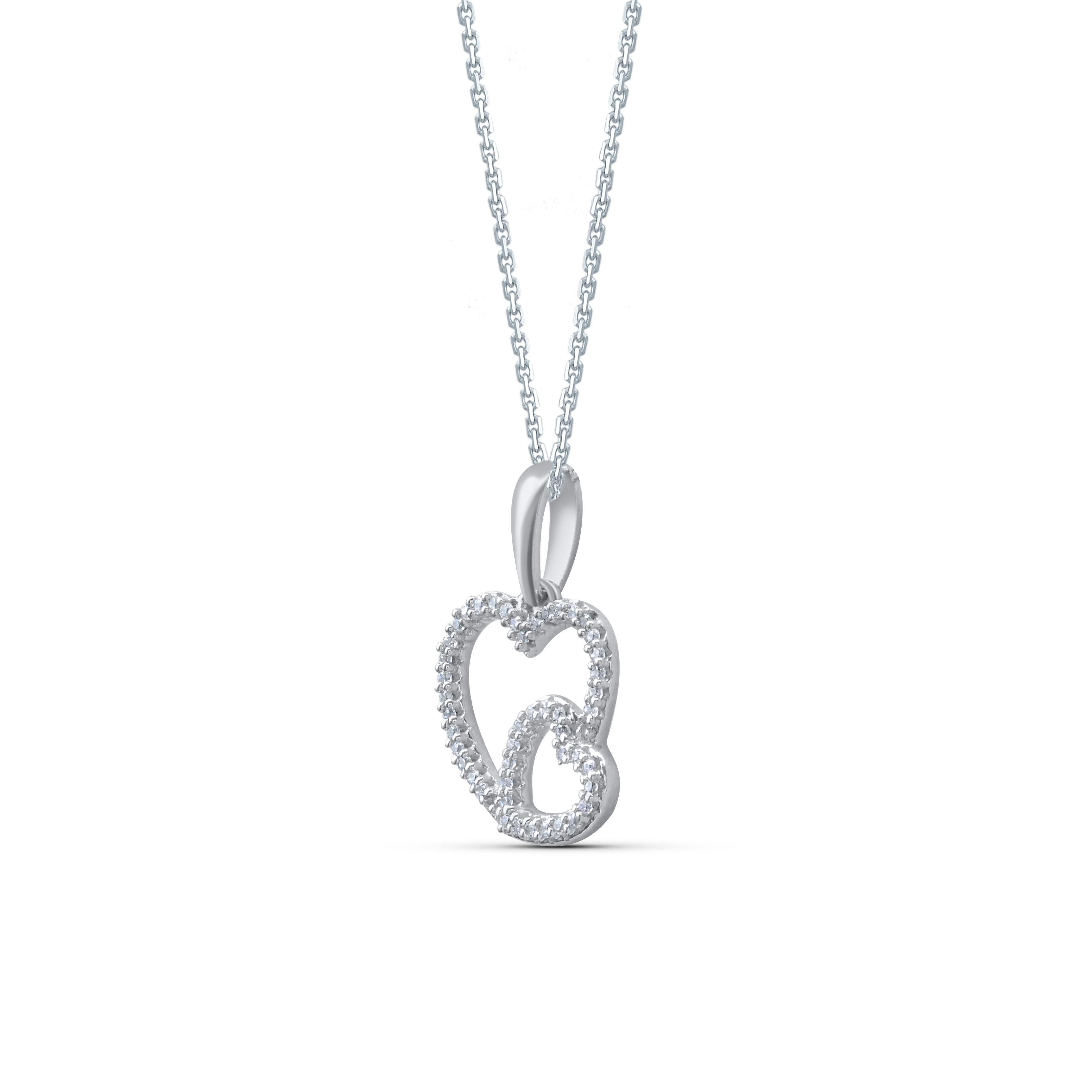 Apportez du charme à votre look avec ce pendentif en forme de cœur en diamant. Le pendentif est fabriqué en or blanc 14 carats et présente 47 diamants ronds de taille unique sertis sur des griffes et une finition polie à l'extrême qui complètent la