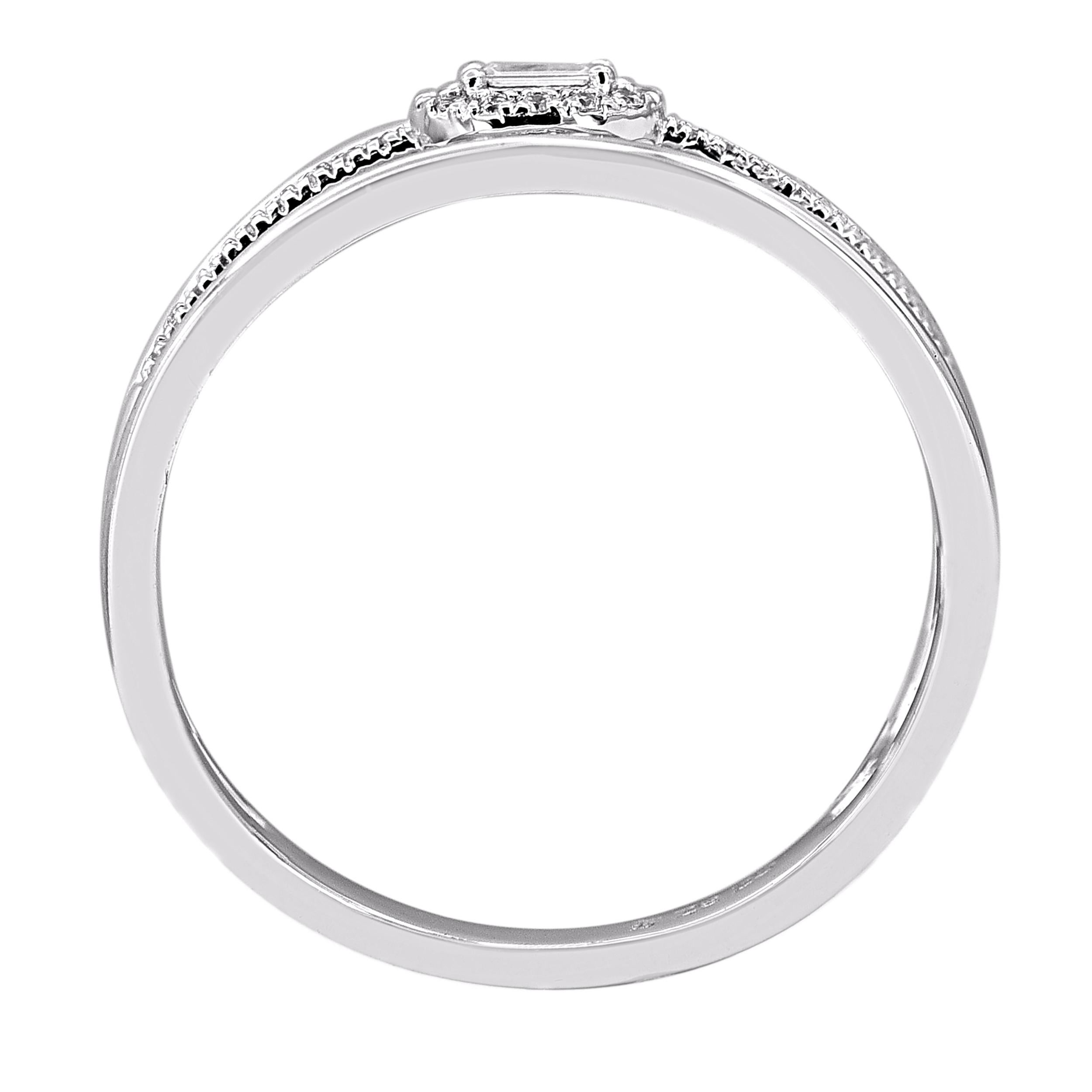 Fai brillare il tuo giorno più speciale e prezioso con questa fede nuziale. Splendidamente realizzato dai nostri esperti interni in oro bianco 14 carati e impreziosito da 33 diamanti rotondi e baguette incastonati. Il peso totale dei diamanti è di