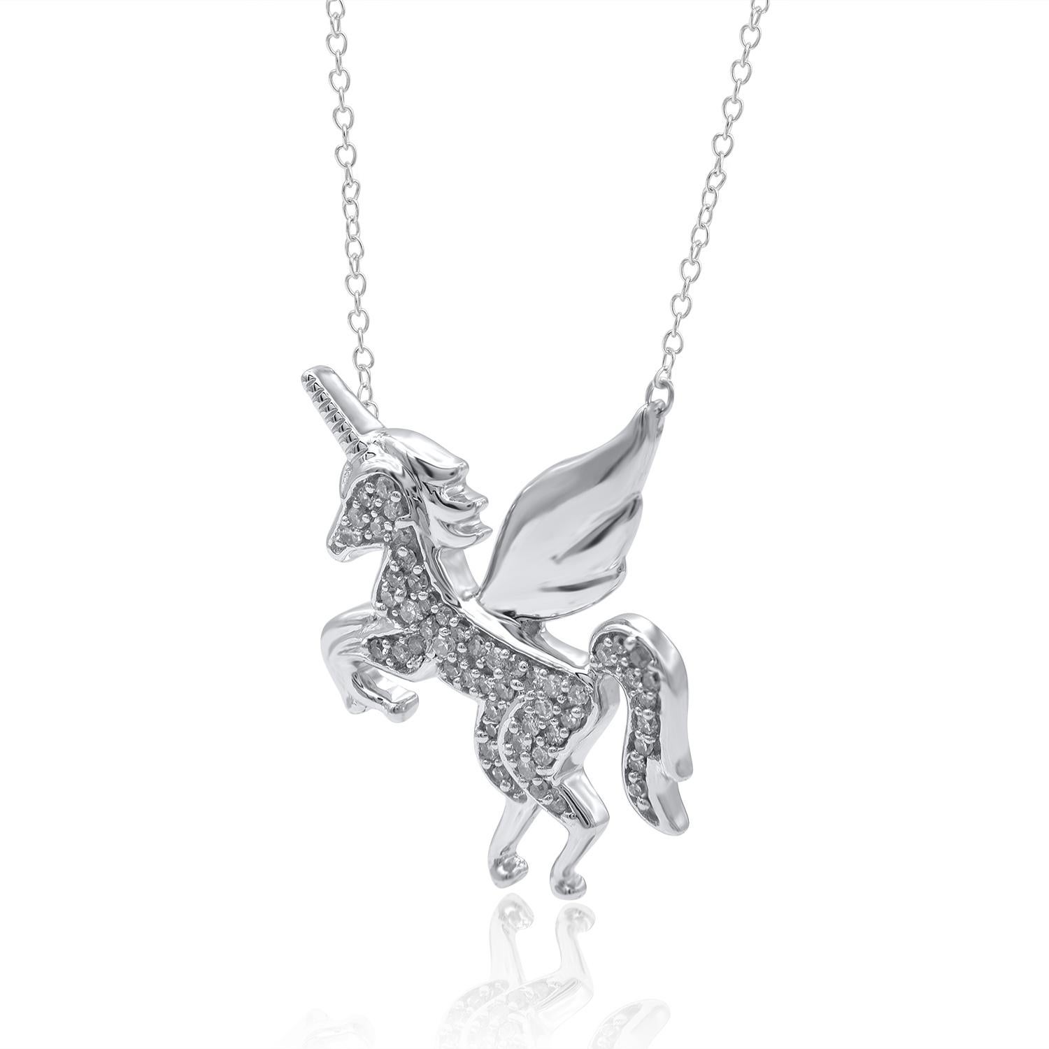 Ce pendentif licorne étincelant est un choix délicieux. Fabriqué à la main par nos experts en or blanc 14 carats, il est orné de 53 diamants ronds de taille unique en sertissage pavé. Les diamants blancs sont de couleur H-I et de pureté I2. Le poids
