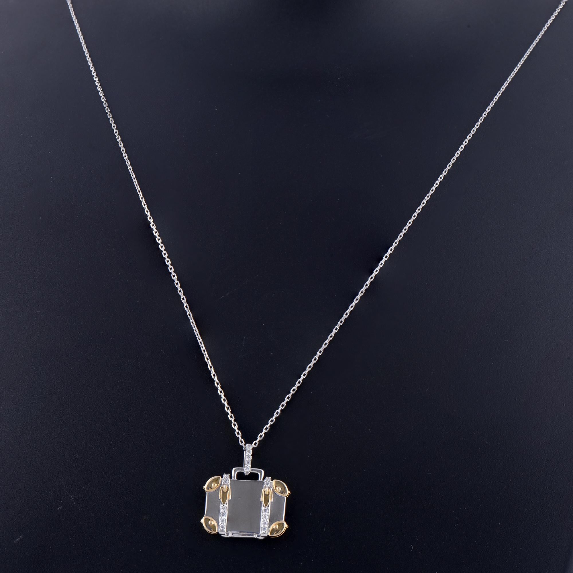 TJD 0,10 Carat Round Diamond 14 Karat Two Toned Gold Ciondolo a forma di valigetta di design In condizioni Nuovo in vendita a New York, NY