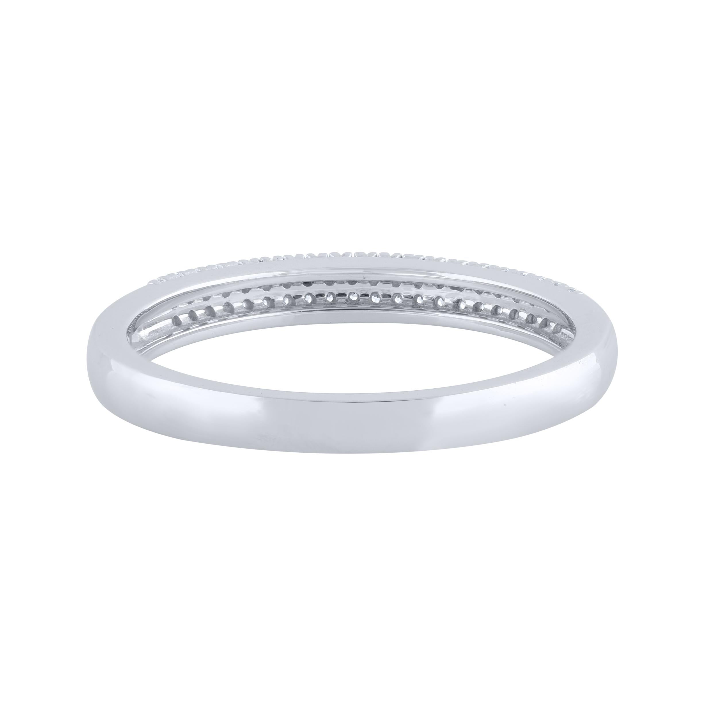 Una scelta luminosa e bellissima per ogni occasione, questa scintillante fede di diamanti le regalerà un momento da ricordare. L'anello è realizzato in oro bianco a 14 carati e presenta 42 diamanti rotondi a taglio singolo incastonati, di colore H+I