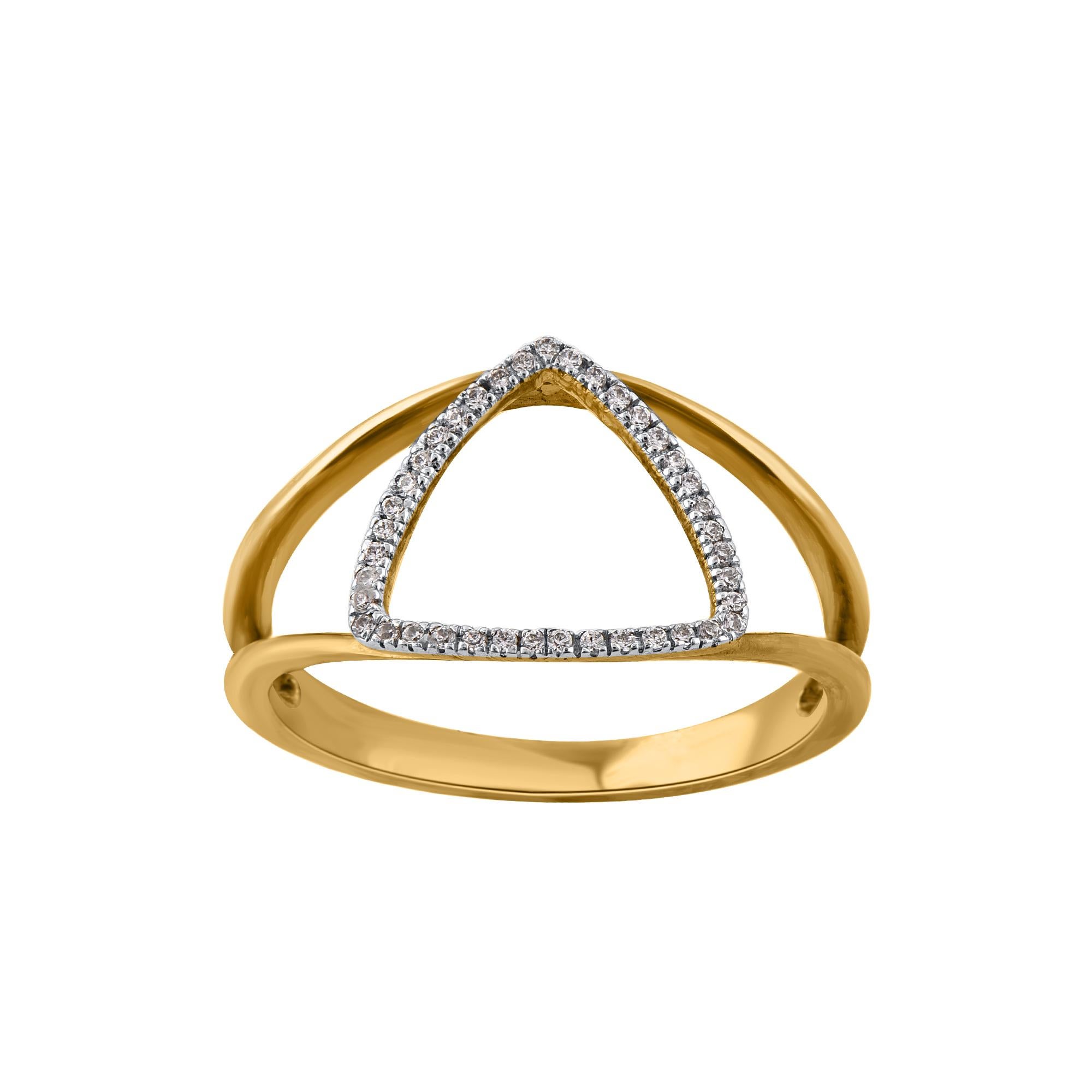 Davvero squisito, questo anello con diamante Trillian sarà sicuramente ammirato per l'intrinseca bellezza ed eleganza classica del suo design. Questo anello è realizzato in oro giallo 14KT e tempestato di 39 diamanti naturali a taglio singolo con