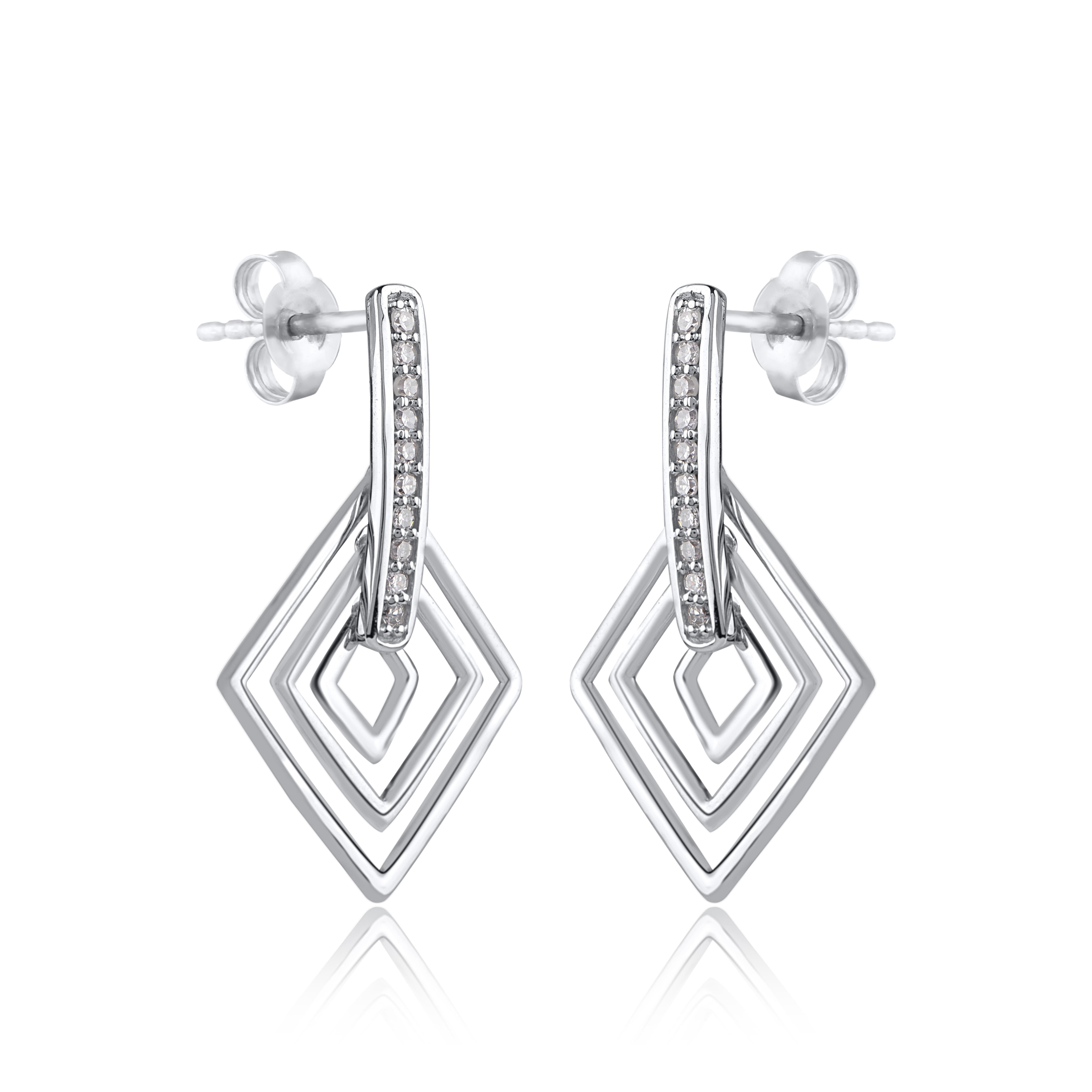 Eleganti e unici, questi orecchini con diamante sono perfetti da regalare. Realizzati in oro bianco 14 carati e impreziositi da 20 diamanti rotondi con incastonatura a pavé, che brillano di colore H. H. I+I e di purezza I2. Lucidati a specchio,