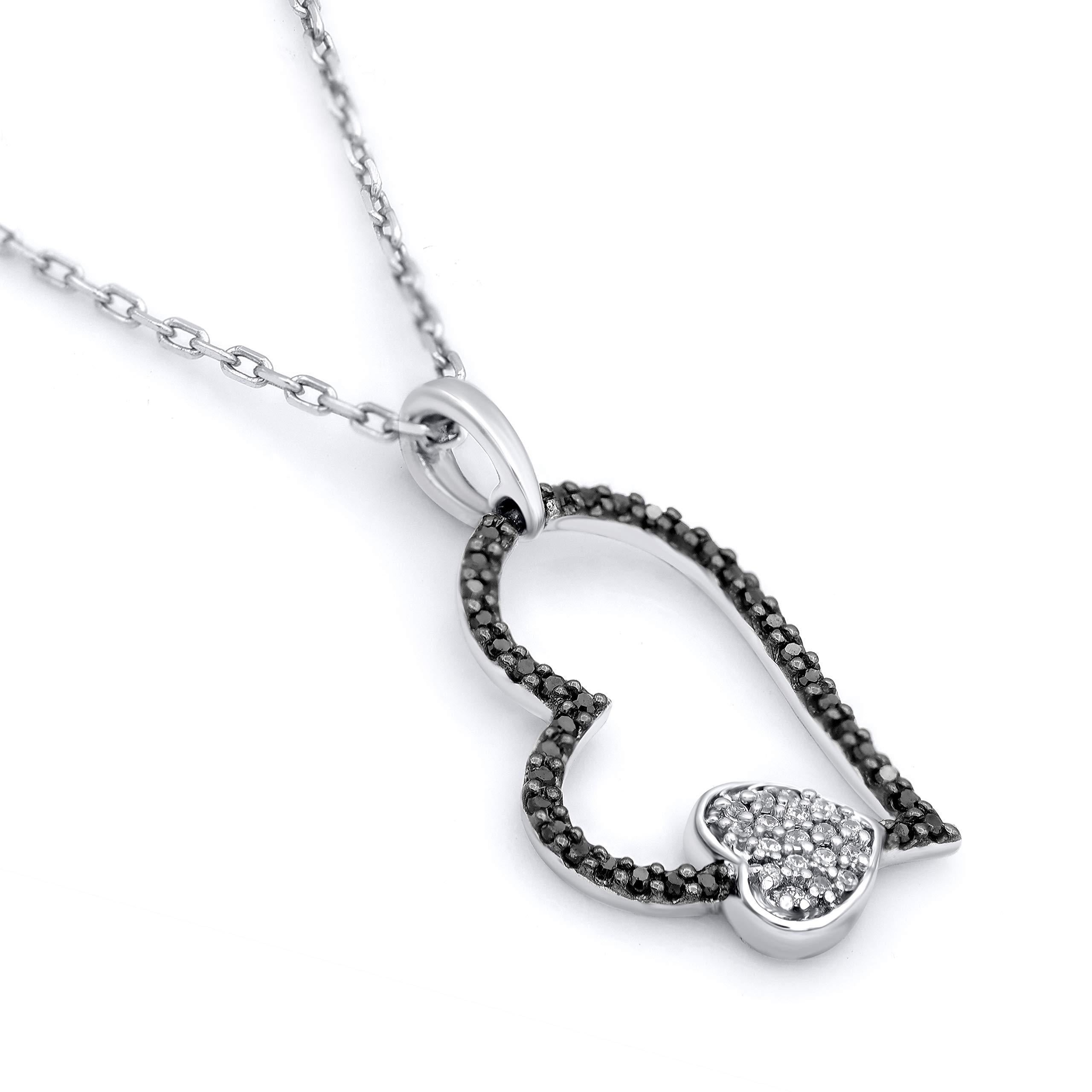 Questo ciondolo con diamante è un'aggiunta straordinaria se indossato da solo. Questo pendente a forma di cuore è realizzato in oro bianco a 14 carati e presenta 54 diamanti a taglio singolo e trattati in nero incastonati a griffe e a pavé. Il