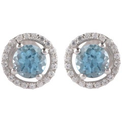 TJD 0,10 CTW Diamant und 4MM runder Schweizer blauer Topas 18K Weißgold Halo-Ohrringe