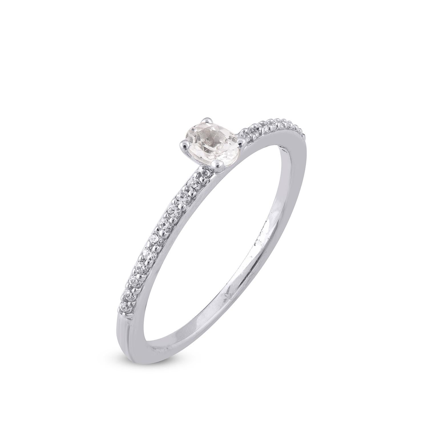L'anello di fidanzamento con diamante, grazioso e scintillante, è tempestato da 20 diamanti naturali e da 1 gemma di topazio bianco di forma ovale splendidamente incastonata. Realizzato in oro bianco da 14 carati e con colore H. H. e purezza I2.