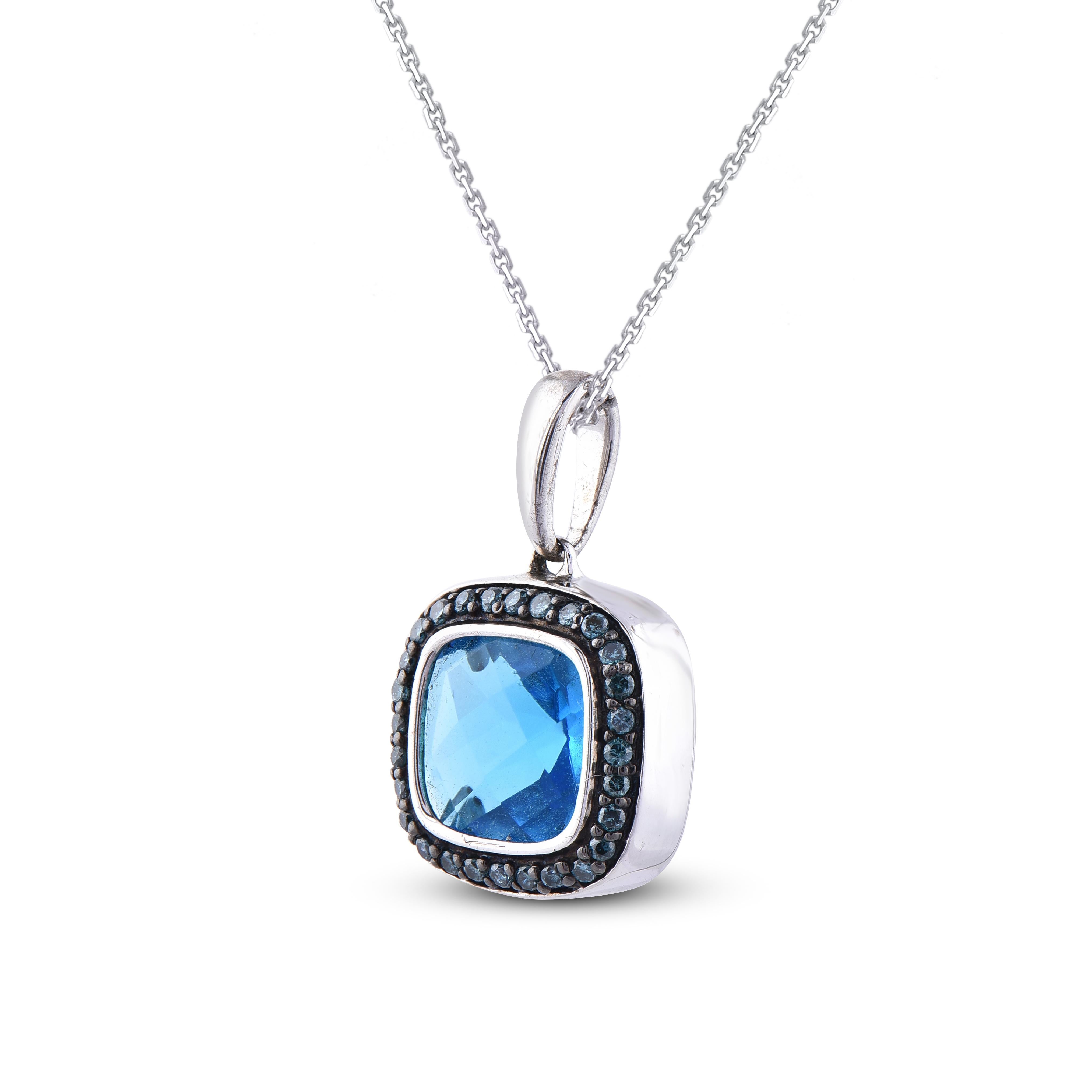 Bellissimo diamante naturale rotondo e 1 topazio blu svizzero in oro bianco 14 carati. Questo ciondolo ha un bellissimo design con 28 diamanti rotondi incastonati. Il peso totale dei diamanti 0,11  carati, colore H-I e purezza I2. Questo ciondolo ha