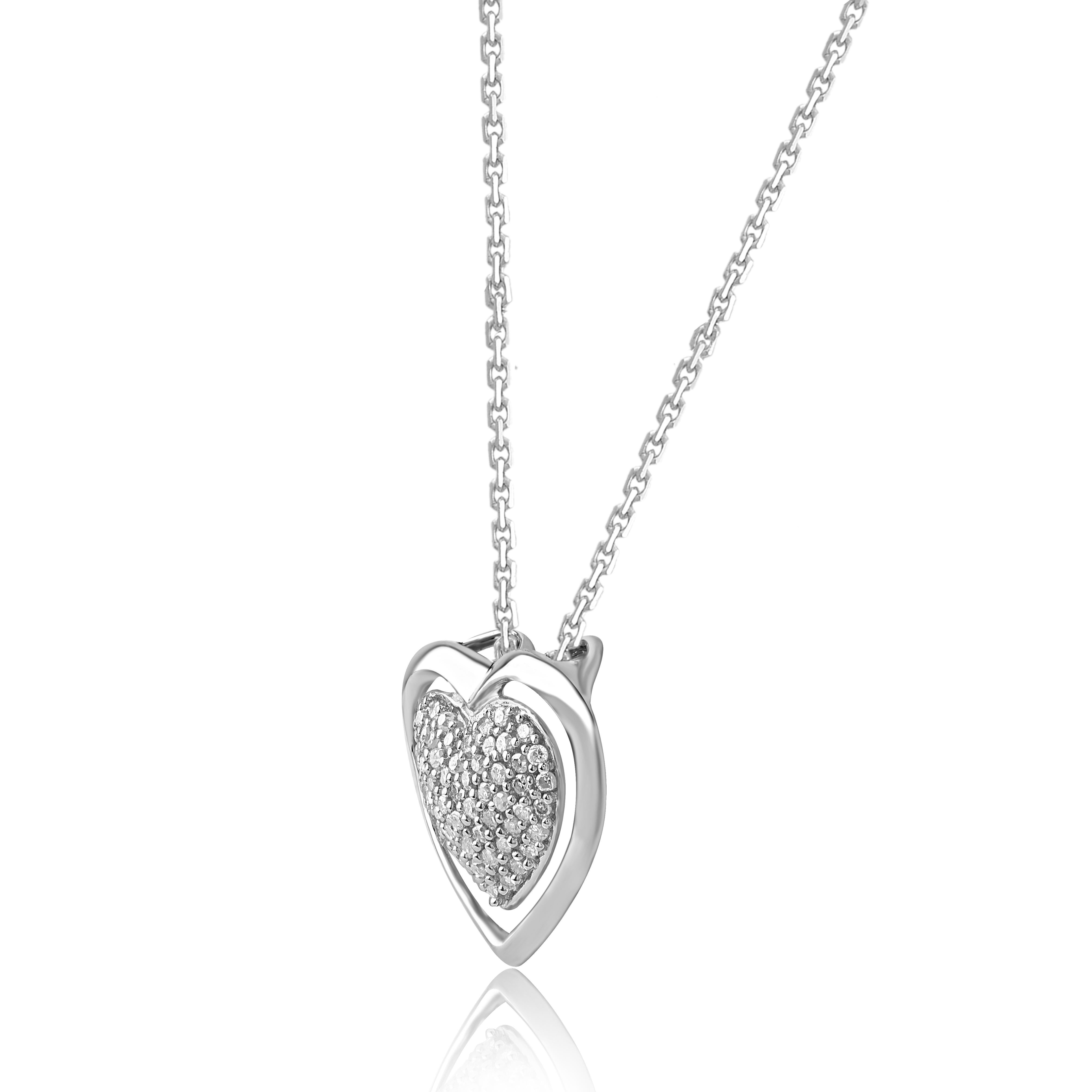 Dai un tocco di charme al tuo look con questa collana con ciondolo a forma di cuore con diamante. Il ciondolo è realizzato in oro bianco 14 carati e presenta 60 diamanti rotondi a taglio singolo incastonati in un'incastonatura a griffe e una