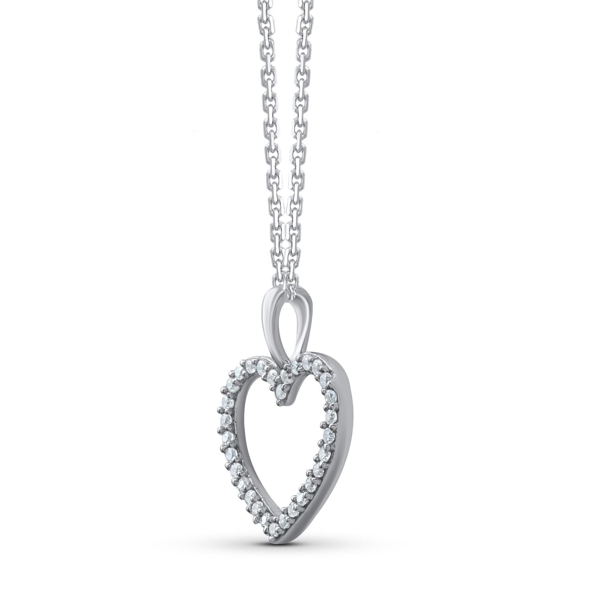 Apportez du charme à votre look avec ce collier à pendentif en forme de cœur en diamant. Le pendentif est fabriqué en or blanc 14 carats et comporte 30 diamants ronds de taille unique sertis en pavé. Une finition polie complète la sophistication