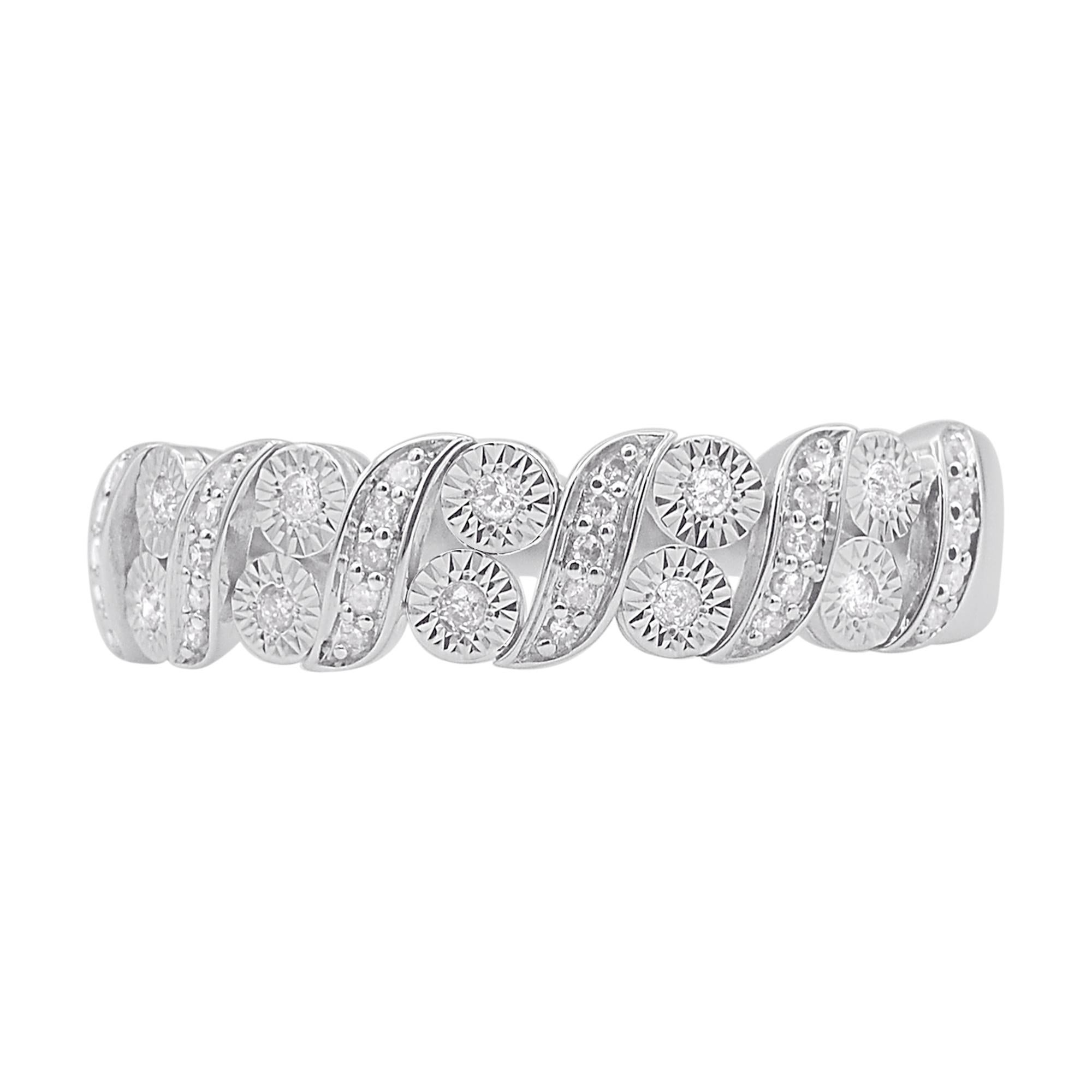 Lassen Sie Ihren schönsten Tag mit diesem Ehering erstrahlen. Von unseren Experten in 14 Karat Weißgold gefertigt und mit 40 runden Diamanten in Pave-Fassung verziert. Das Gesamtgewicht der Diamanten beträgt 0,12 Karat. Die Diamanten sind natürlich,
