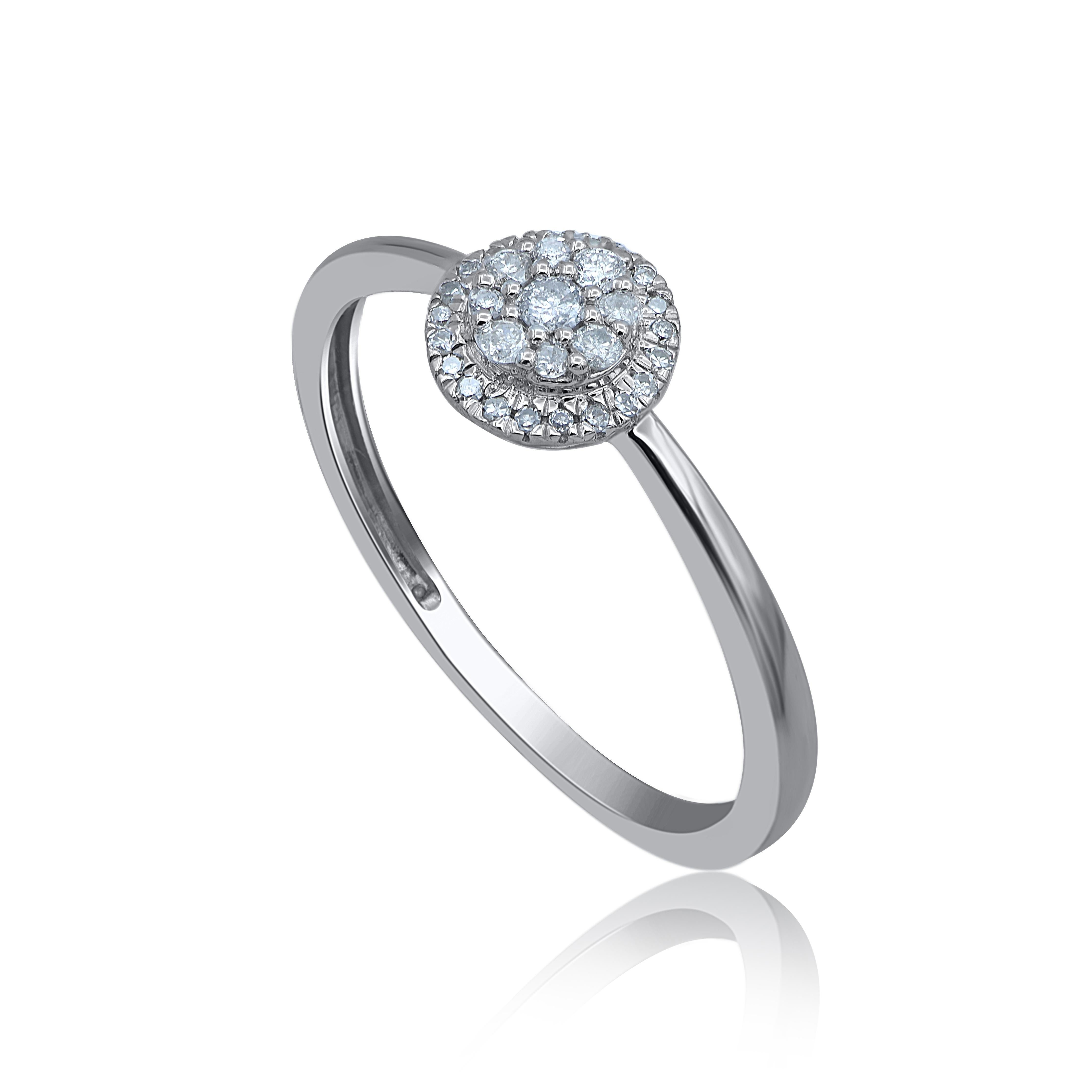 Ajoutez une touche d'élégance avec cette bague de fiançailles en diamant. Cette bague est magnifiquement réalisée en or blanc 14 carats et sertie de 30 diamants taille simple et taille brillant en serti clos. Le poids total des diamants est de 0,12