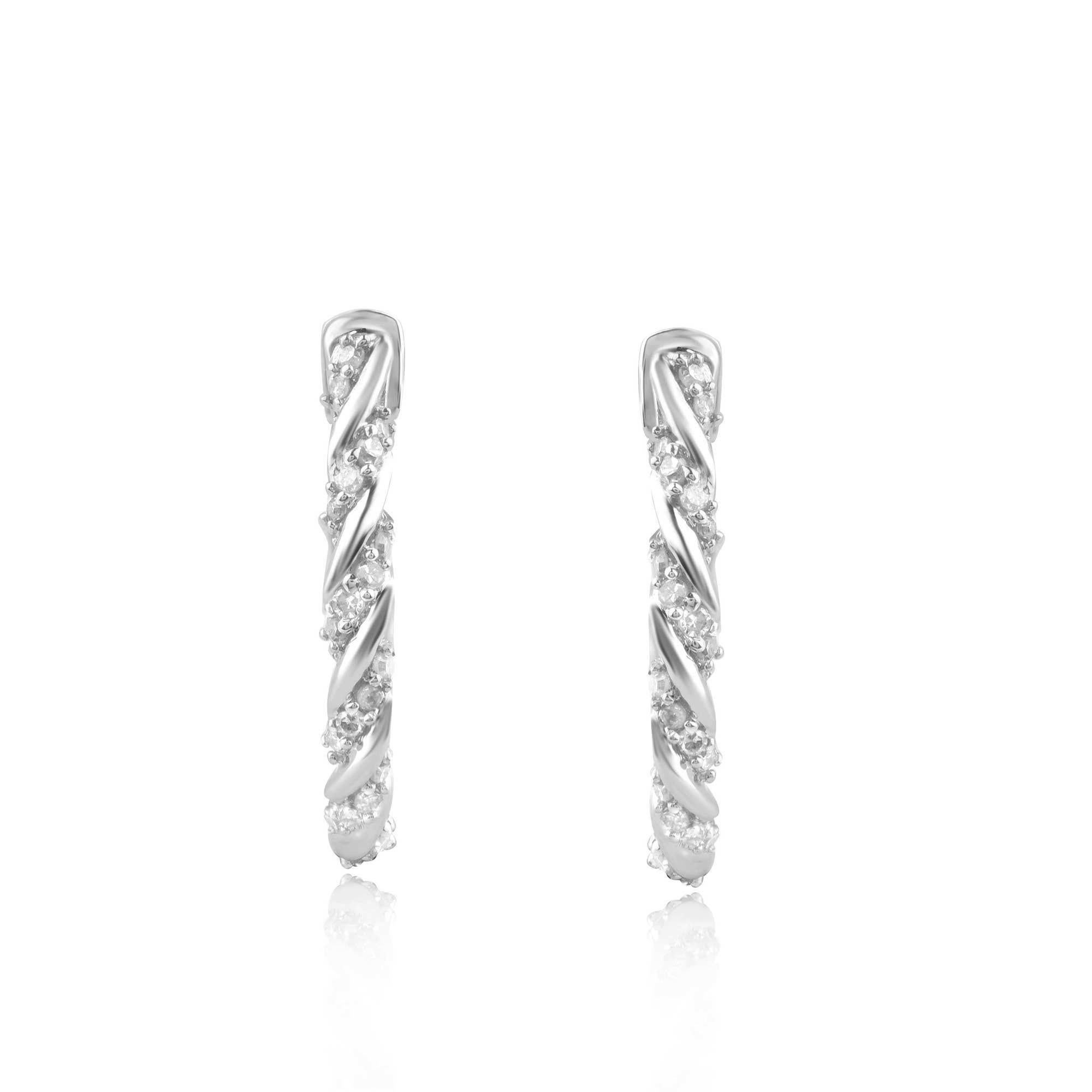 Boucles d'oreilles classiques et élégantes, serties de diamants, parfaites pour un usage quotidien. Whiting en or blanc 14 carats avec 44 diamants taille unique en serti clos. Ces boucles d'oreilles se fixent à l'aide d'un dos à charnière. Les