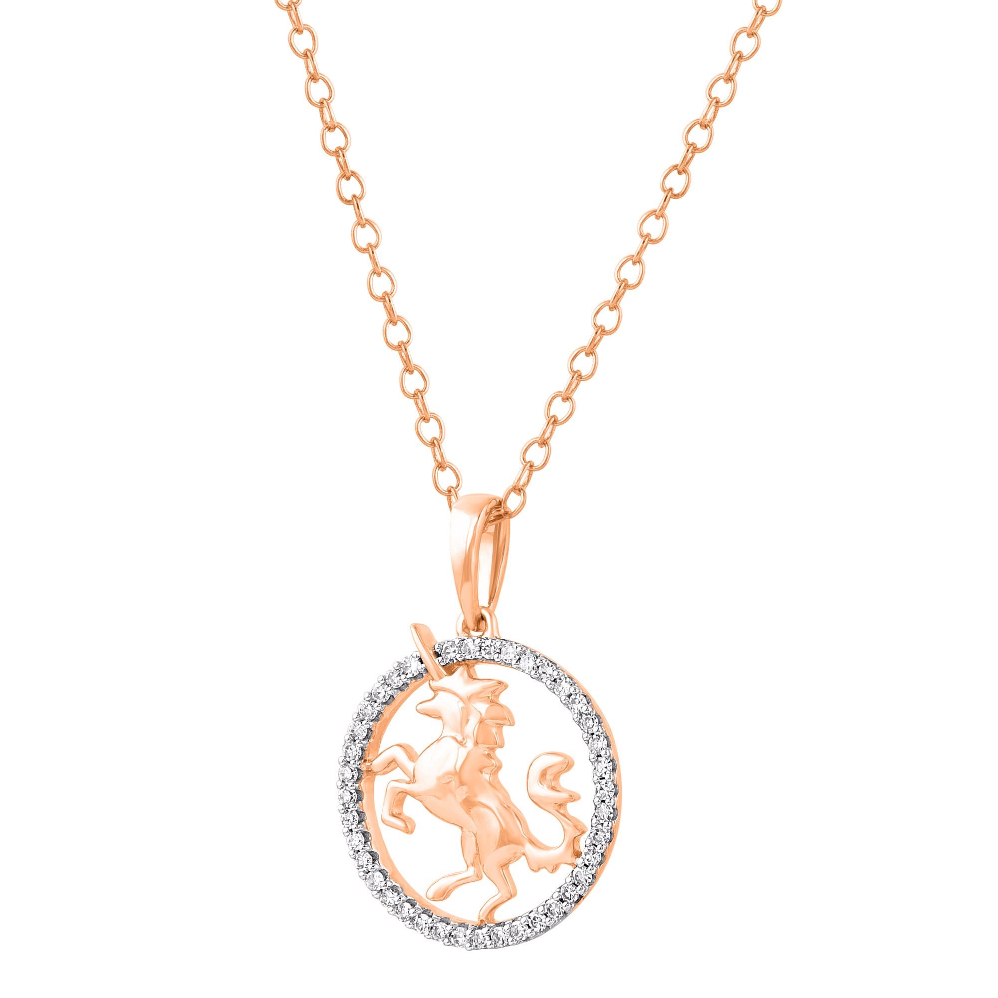 Faites-vous remarquer avec ce pendentif licorne circulaire en diamant éblouissant. Ce pendentif est serti de 39 diamants ronds en serti clos, couleur H-I, pureté I2. Le poids total des diamants est de 0,12 carat et ce pendentif est suspendu à une