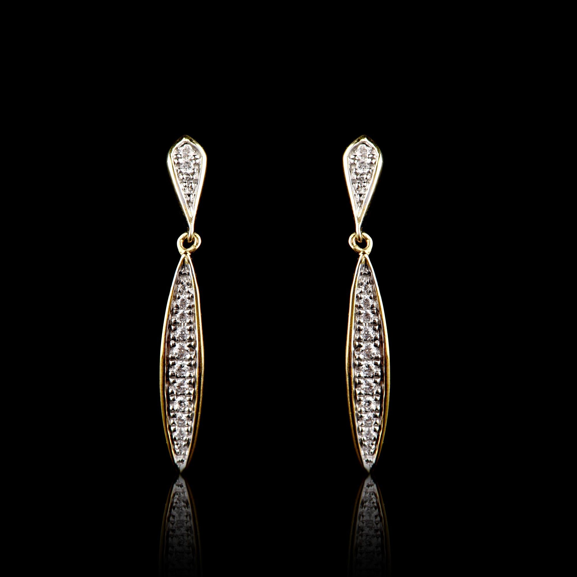 Questi orecchini a cerchio con diamanti, dal look classico e adatti a qualsiasi abbigliamento, sono un'aggiunta straordinaria al tuo portagioie. Con 28 diamanti tondi taglio brillante incastonati in un'incastonatura a micro-pavimenti, brilla di