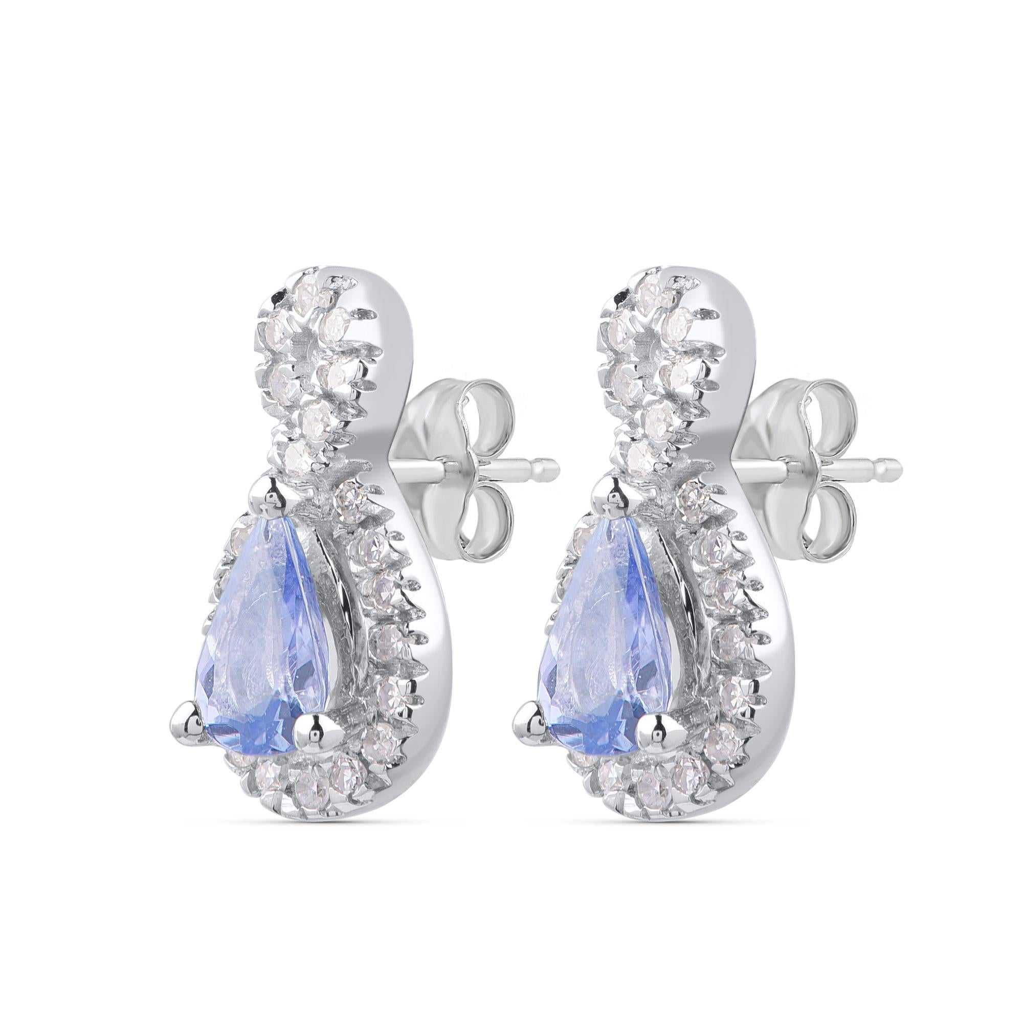 Ces magnifiques boucles d'oreilles brillent avec 44 diamants ronds et 2 tanzanites élégamment montés en serti clos et fabriqués à la main en or blanc 10 carats. Les diamants sont de couleur H-I et de pureté I2.